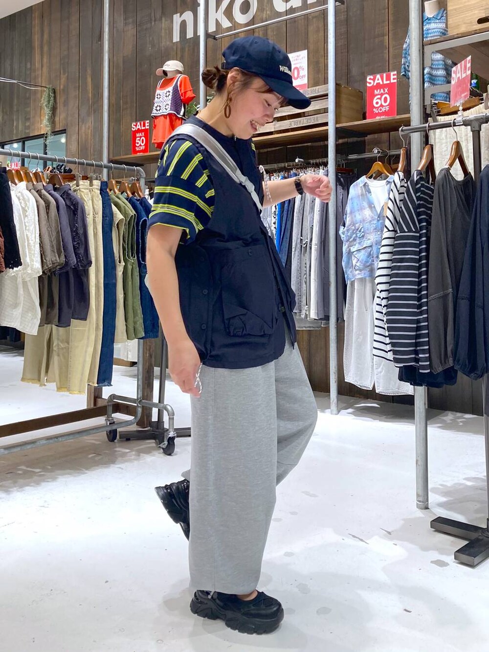 ブルー系のTシャツ/カットソー、ブラック系のスニーカー、グレー系のショルダーバッグを着用したレディースの夏コーディネートの5枚目の写真