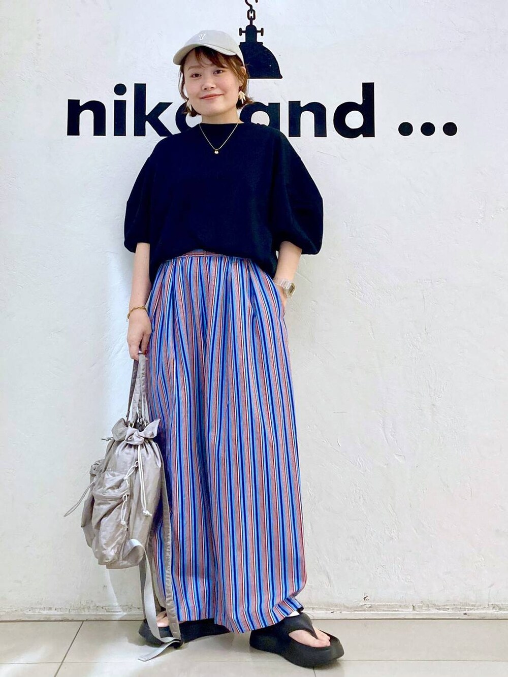 ブラック系のサンダル、ブルー系のその他パンツ、ブラック系のTシャツ/カットソーを着用したレディースの夏コーディネートの5枚目の写真