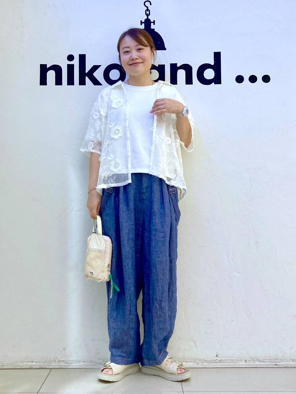 ベージュ系のサンダル、ブルー系のその他パンツ、ベージュ系のショルダーバッグを着用したレディースの夏コーディネートの2枚目の写真