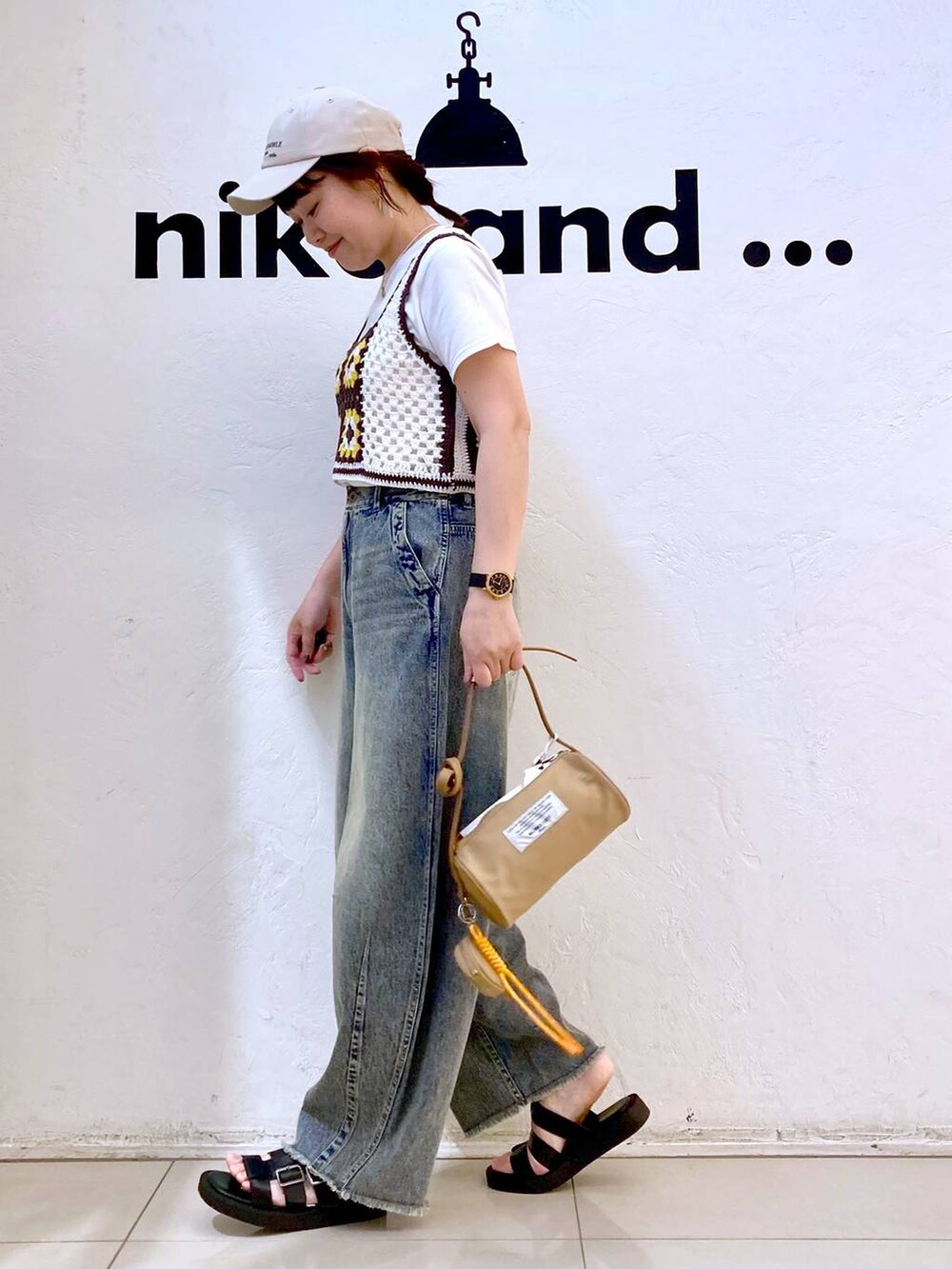 ブルー系のその他パンツ、ベージュ系のその他トップス、ホワイト系のTシャツ/カットソーを着用したレディースの夏コーディネートの3枚目の写真
