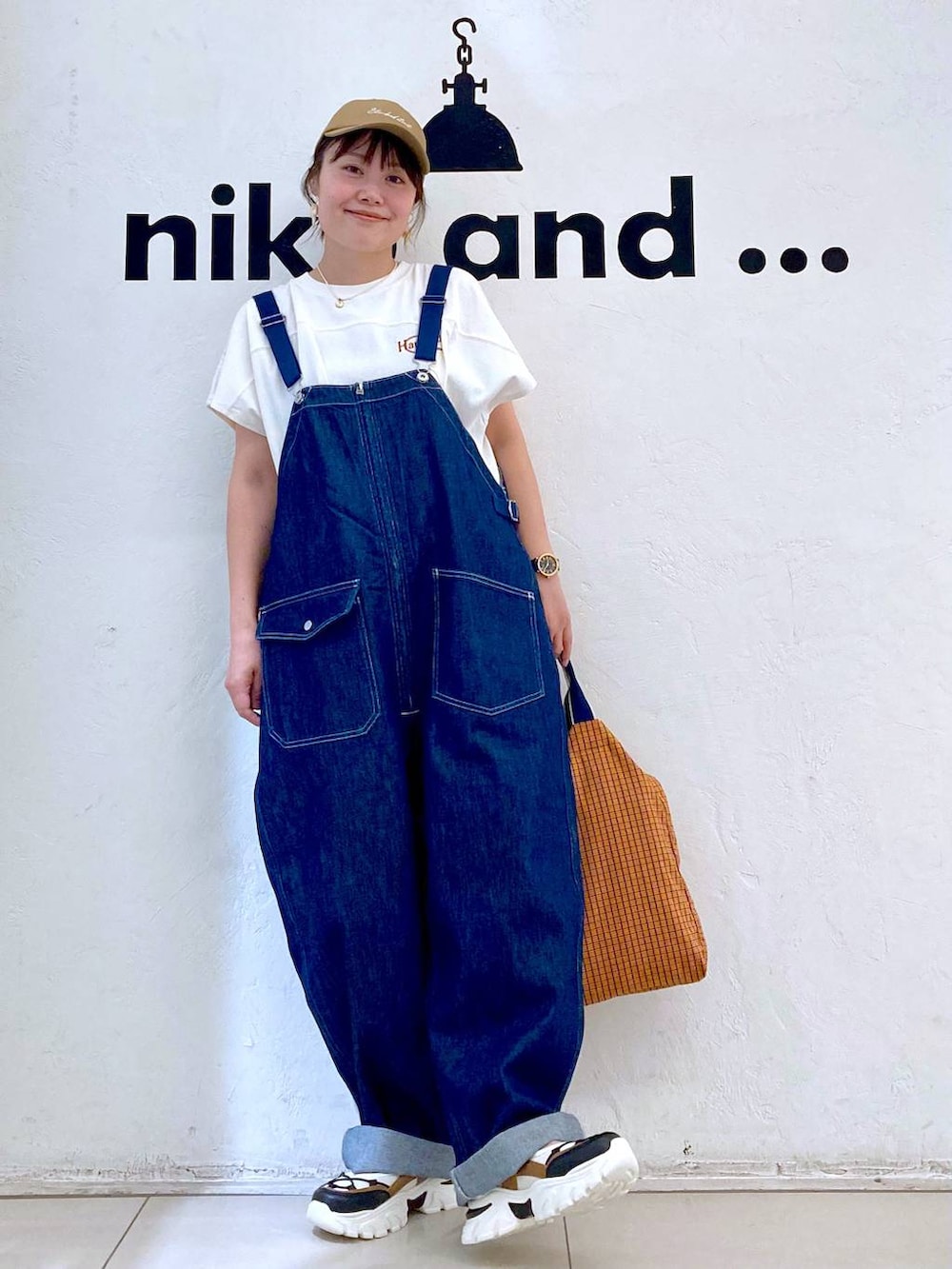 その他のスニーカー、ホワイト系のTシャツ/カットソー、ブルー系のサロペット/オーバーオールを着用したレディースの夏コーディネートの2枚目の写真