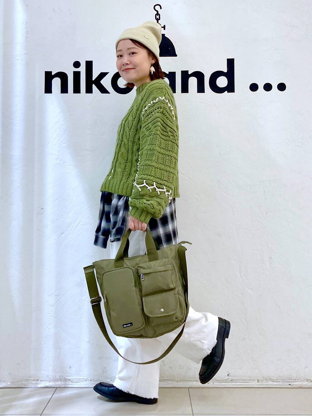 グレー系のブルゾン、ホワイト系のその他パンツ、ブラック系のシャツ/ブラウスを着用したレディースの秋コーディネートの3枚目の写真