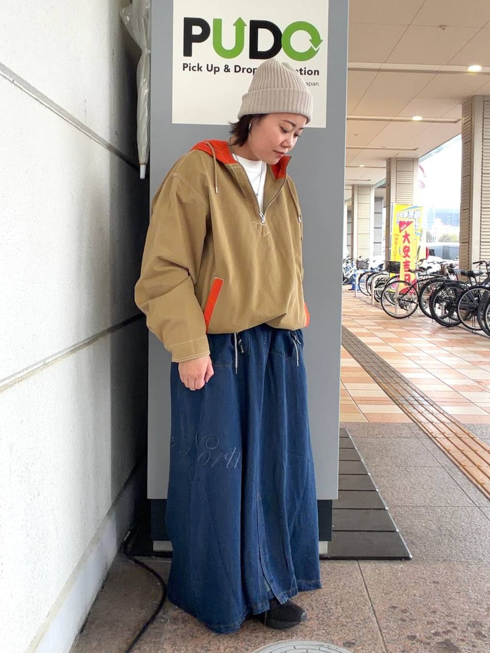 ベージュ系のパーカー、ホワイト系のTシャツ/カットソーを着用したレディースの春コーディネートの4枚目の写真