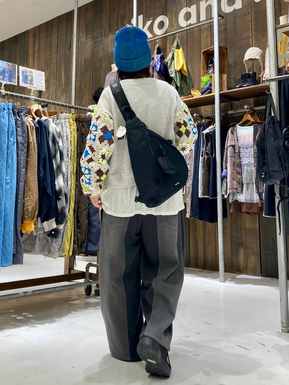 グレー系のスウェット、ブラック系のデニムパンツ、ホワイト系のTシャツ/カットソーを着用したレディースの秋コーディネートの4枚目の写真