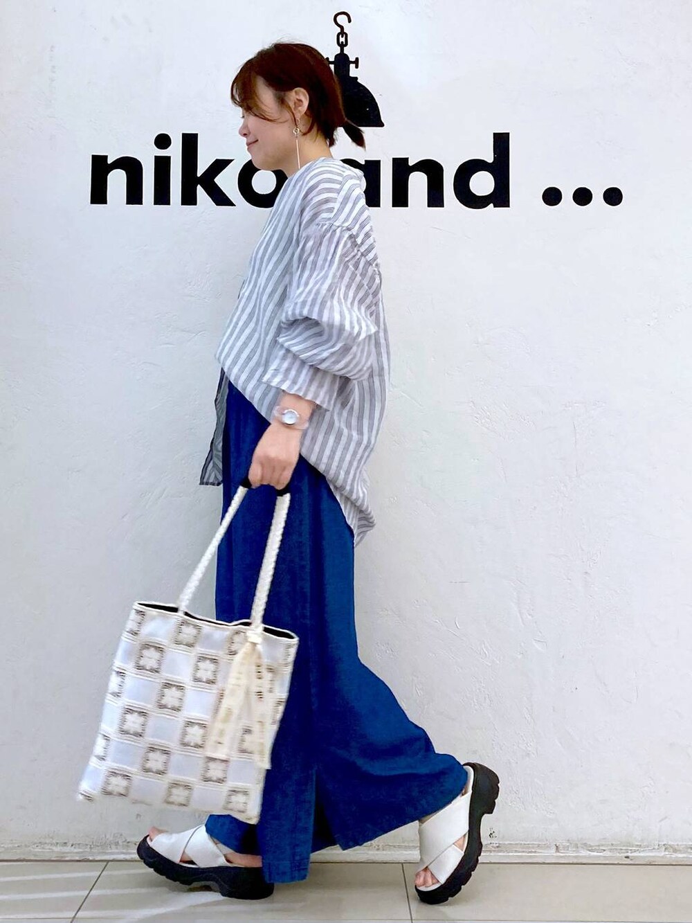 ホワイト系のサンダル、ベージュ系のシャツ/ブラウス、ブルー系のその他パンツを着用したレディースの春コーディネートの5枚目の写真