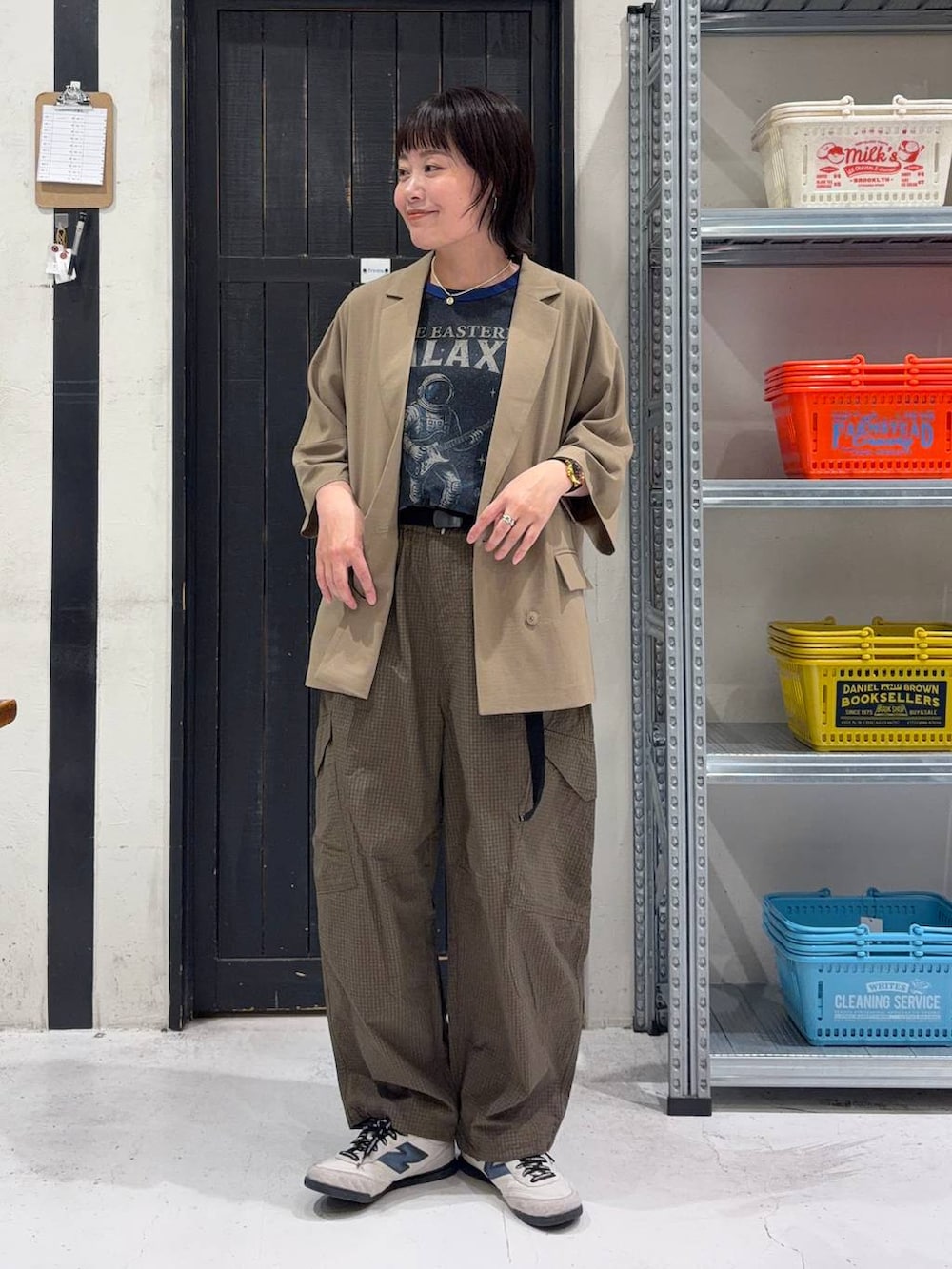 イエロー系のテーラードジャケット、ブラウン系のその他パンツ、グレー系のTシャツ/カットソーを着用したレディースの春コーディネートの4枚目の写真