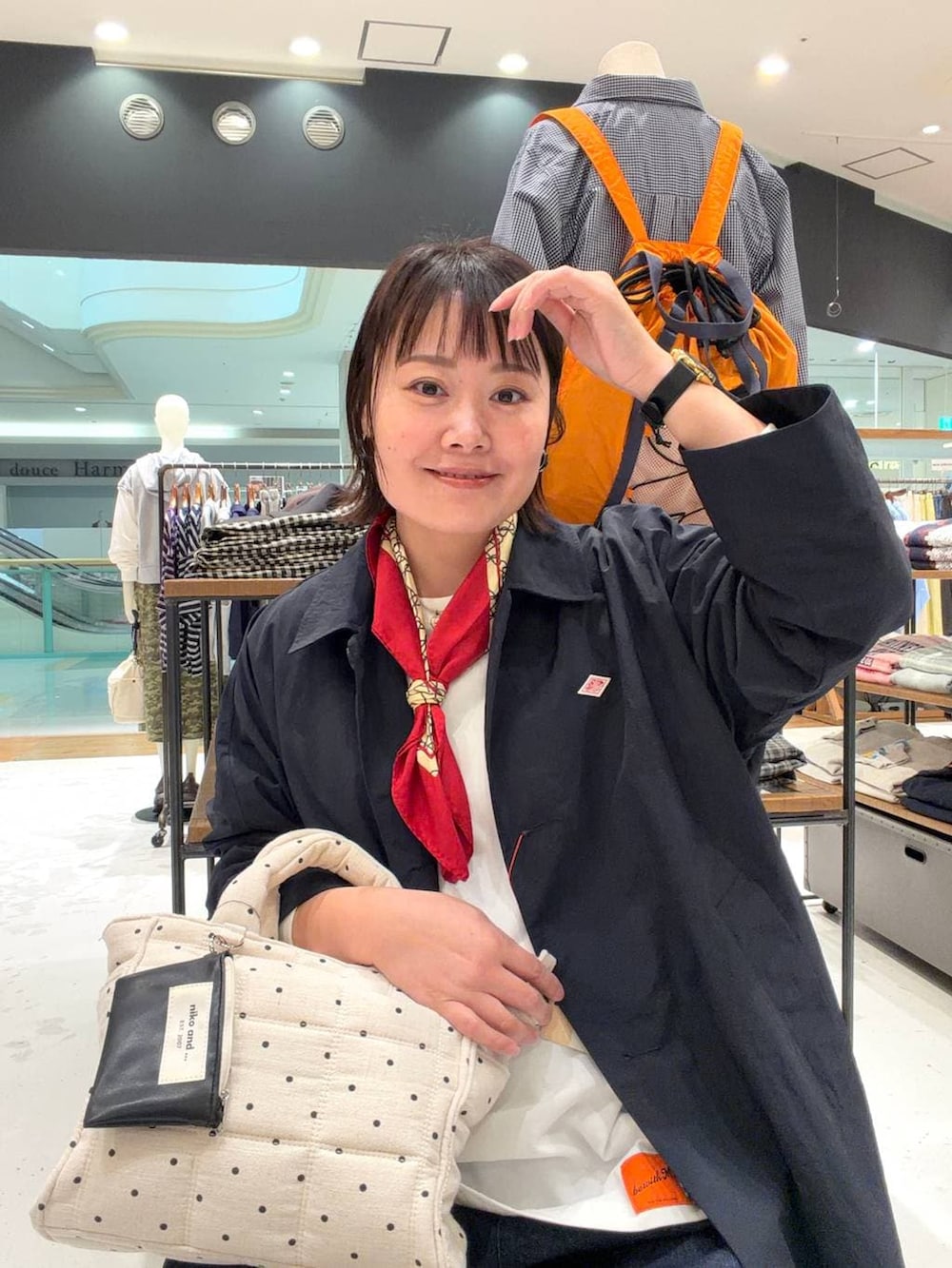 ブラック系のその他シューズ、ホワイト系のトートバッグ、ブルー系のステンカラーコートを着用したレディースの春コーディネートの2枚目の写真