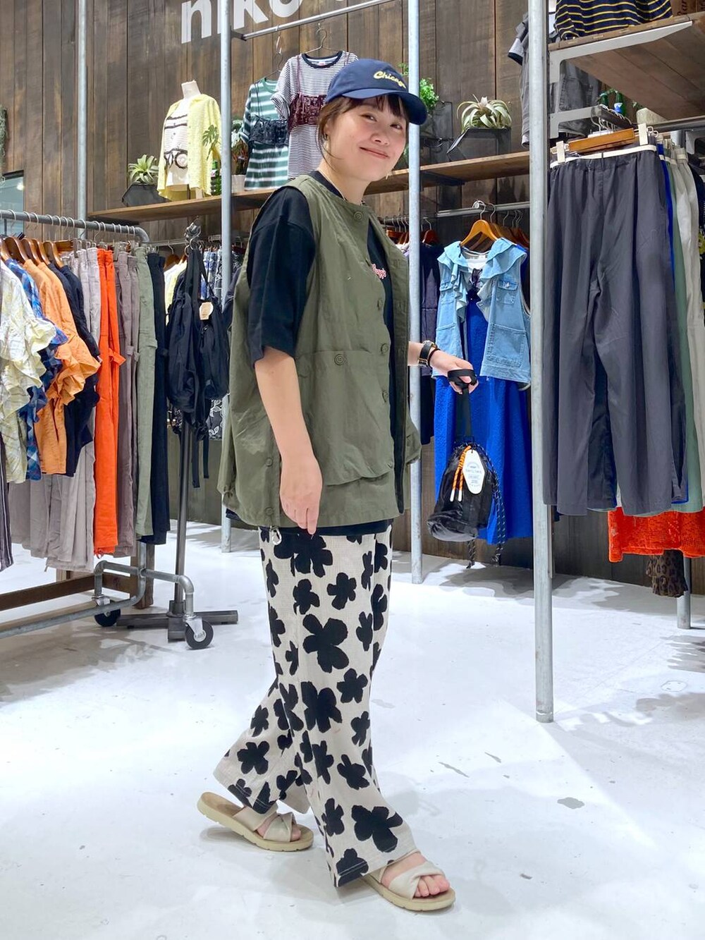 ホワイト系のその他パンツ、ブラック系のTシャツ/カットソー、グリーン系のベストを着用したレディースの夏コーディネートの5枚目の写真