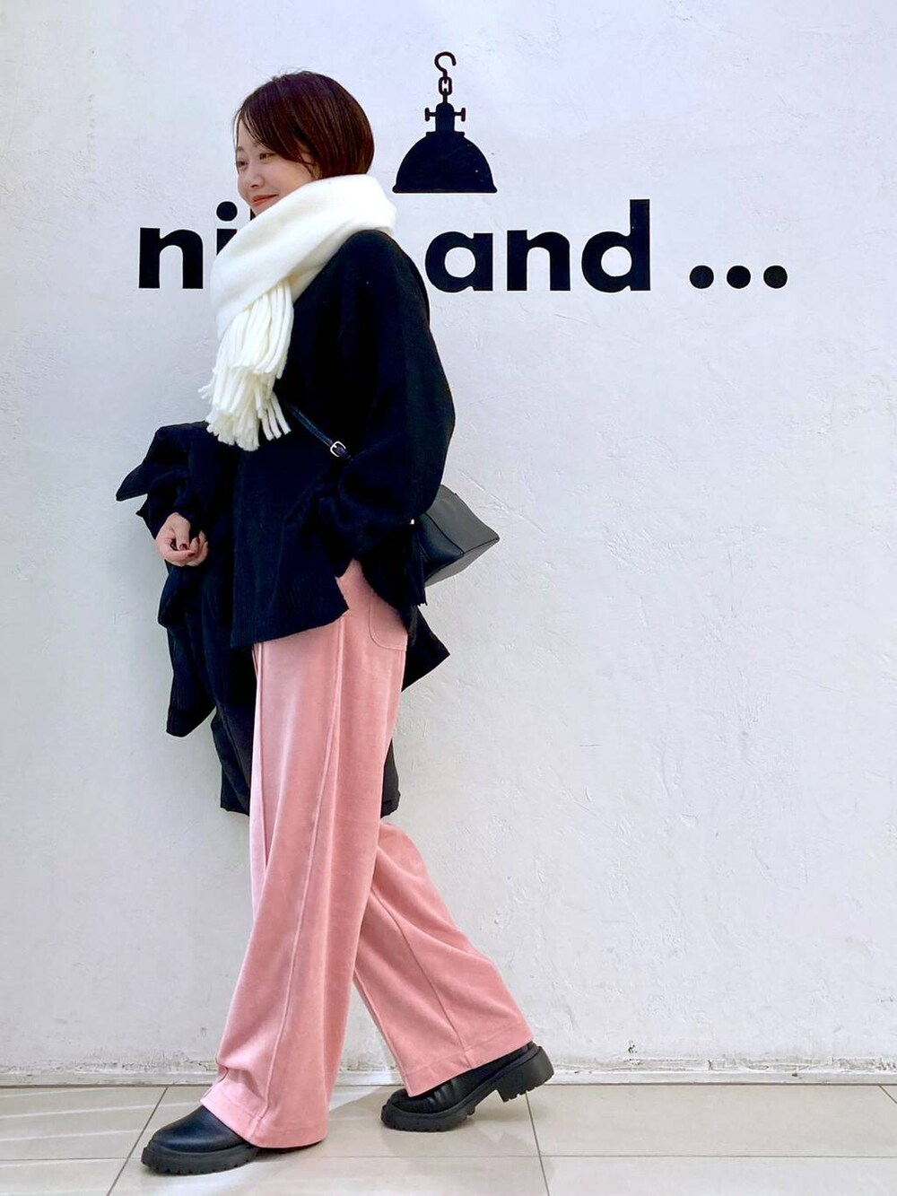 その他のブルゾン、ブラック系のニット/セーター、ピンク系のその他パンツを着用したレディースの冬コーディネートの4枚目の写真