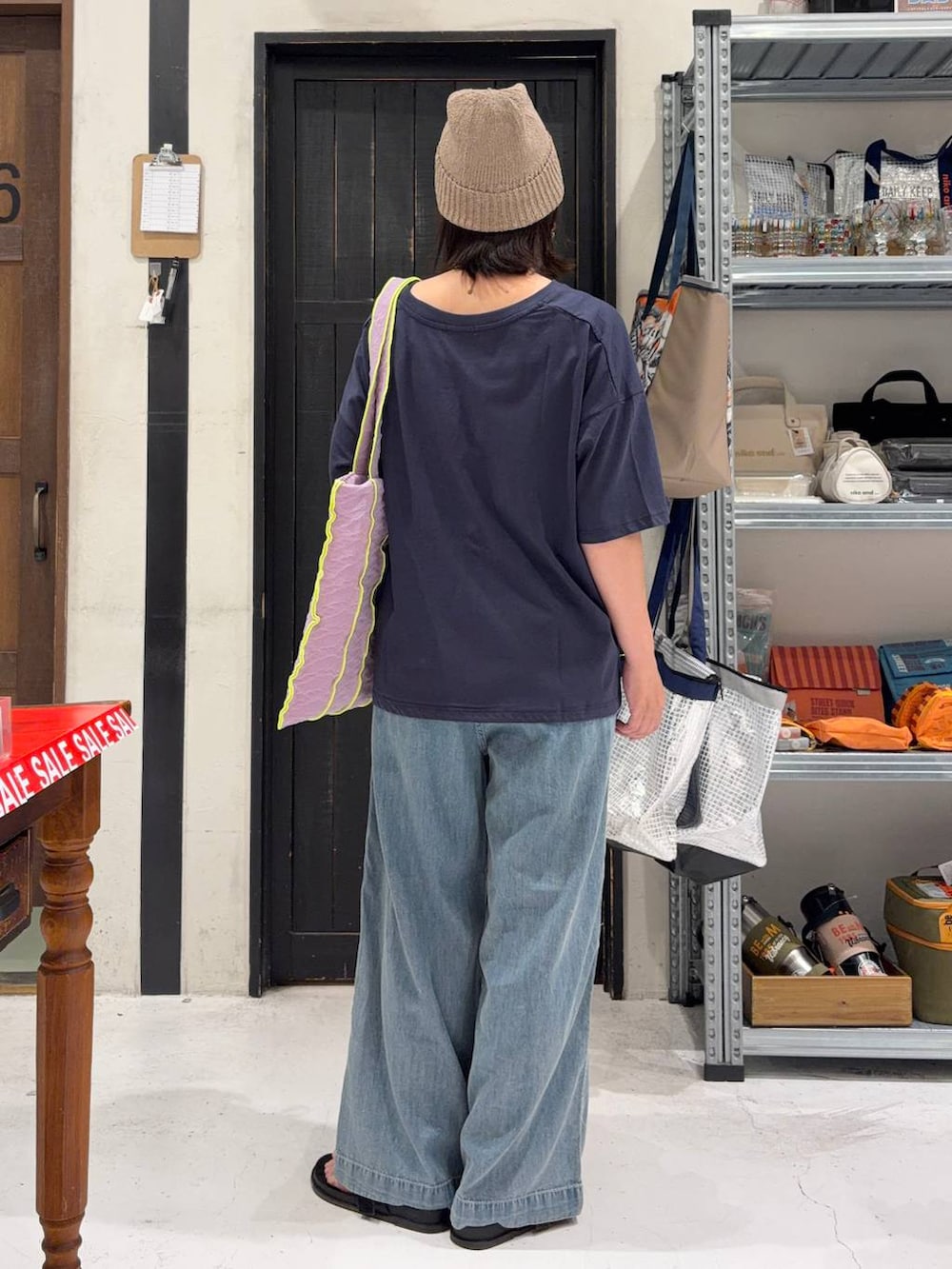 ブルー系のデニムパンツ、ブルー系のTシャツ/カットソー、ベージュ系のニットキャップ/ビーニーを着用したレディースの夏コーディネートの4枚目の写真