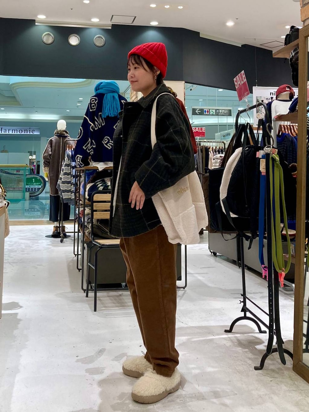 ベージュ系のスリッポン、グレー系のスウェット、ブラウン系のブルゾンを着用したレディースの冬コーディネートの3枚目の写真