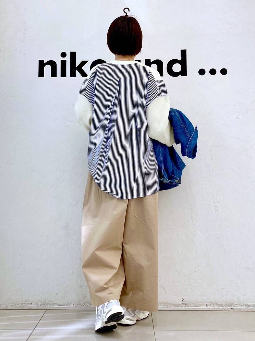 ベージュ系のその他パンツ、ホワイト系のTシャツ/カットソー、ブルー系のデニムジャケットを着用したレディースの春コーディネートの3枚目の写真