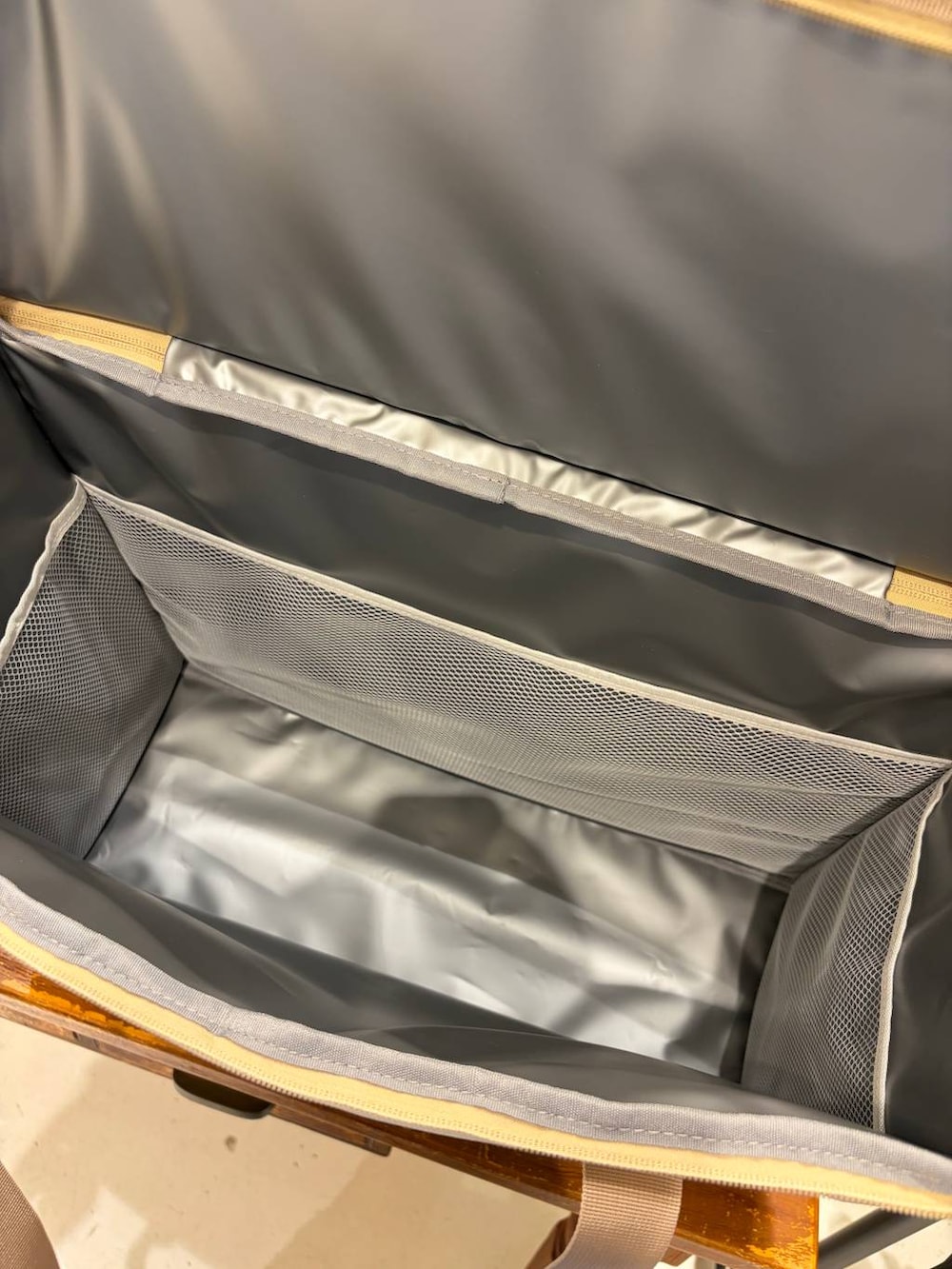 ブルー系のその他パンツ、ブラック系のパンプス、ブルー系のシャツ/ブラウスを着用したレディースの春コーディネートの6枚目の写真