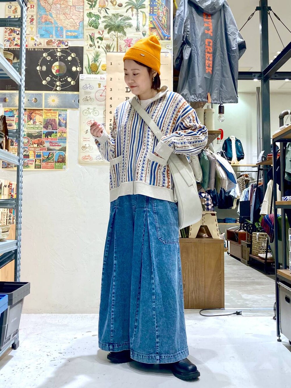 ホワイト系のTシャツ/カットソー、グレー系のショルダーバッグ、ブルー系のその他パンツを着用したレディースの秋コーディネートの5枚目の写真