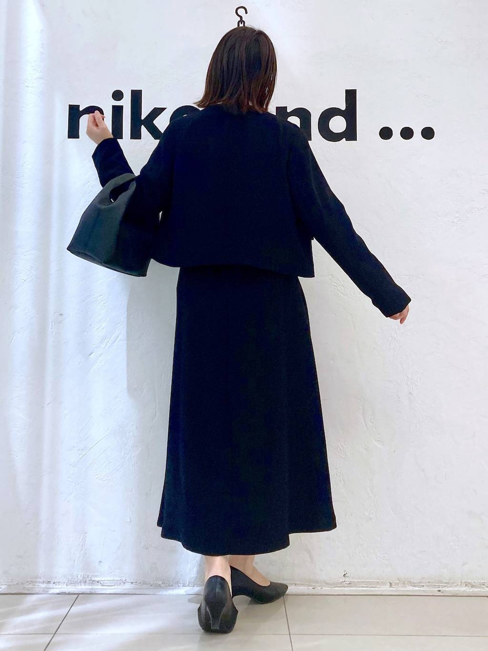 ホワイト系のシャツ/ブラウス、ブラック系のパンプス、ブラック系のノーカラージャケットを着用したレディースの冬コーディネートの5枚目の写真