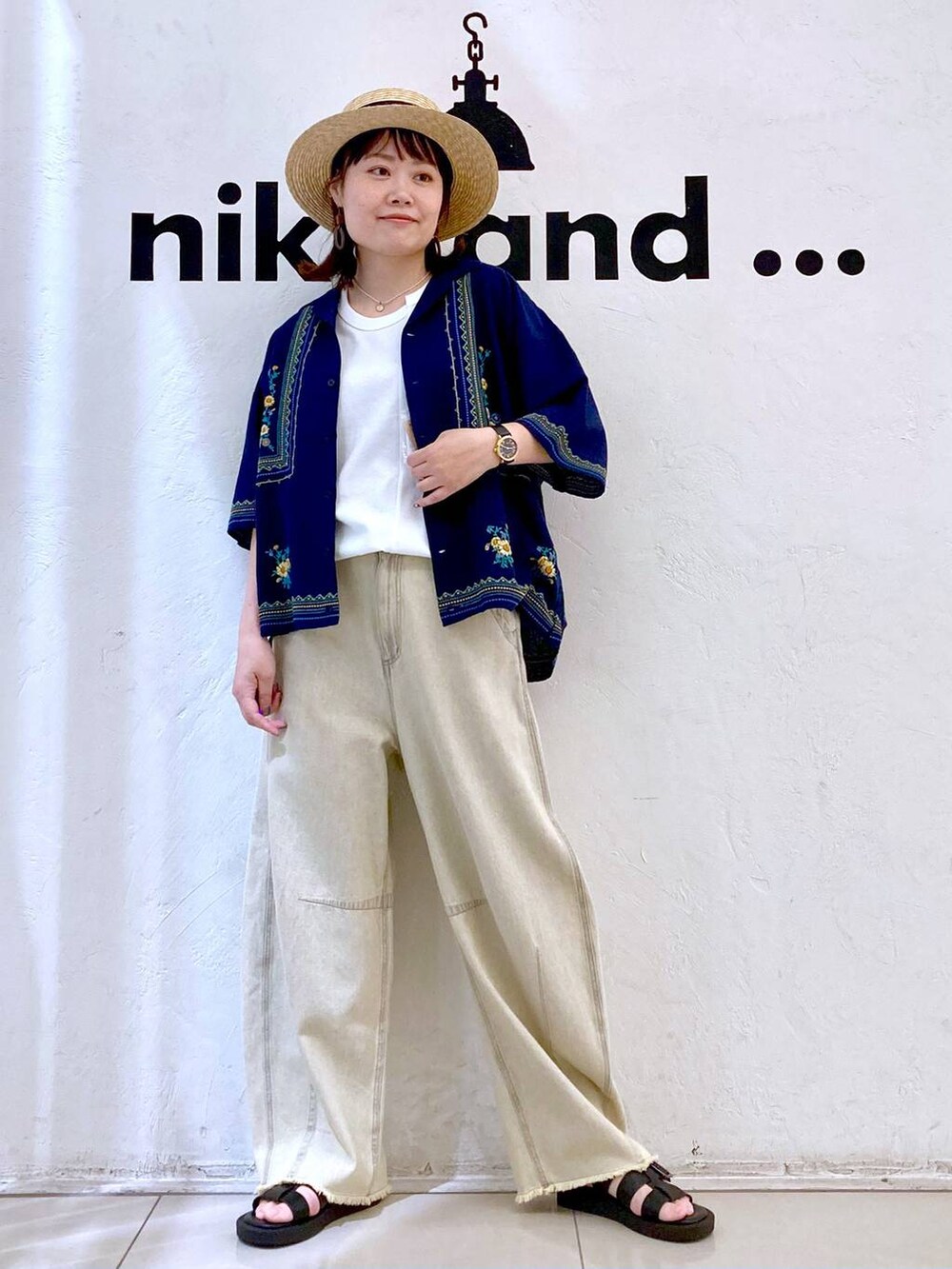 ベージュ系のその他パンツ、ブルー系のシャツ/ブラウス、ホワイト系のタンクトップを着用したレディースの春コーディネートの2枚目の写真