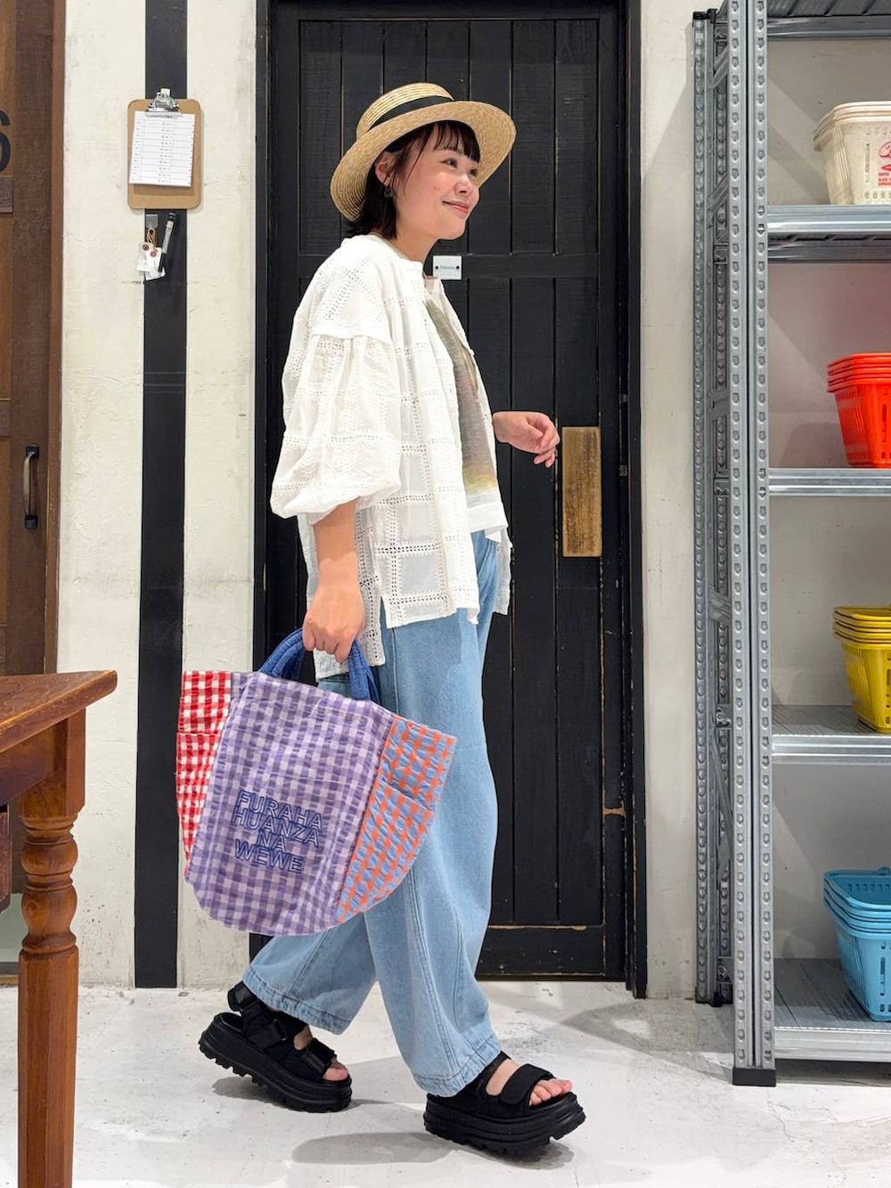 ブルー系のその他パンツ、ホワイト系のシャツ/ブラウス、パープル系のトートバッグを着用したレディースの春コーディネートの4枚目の写真