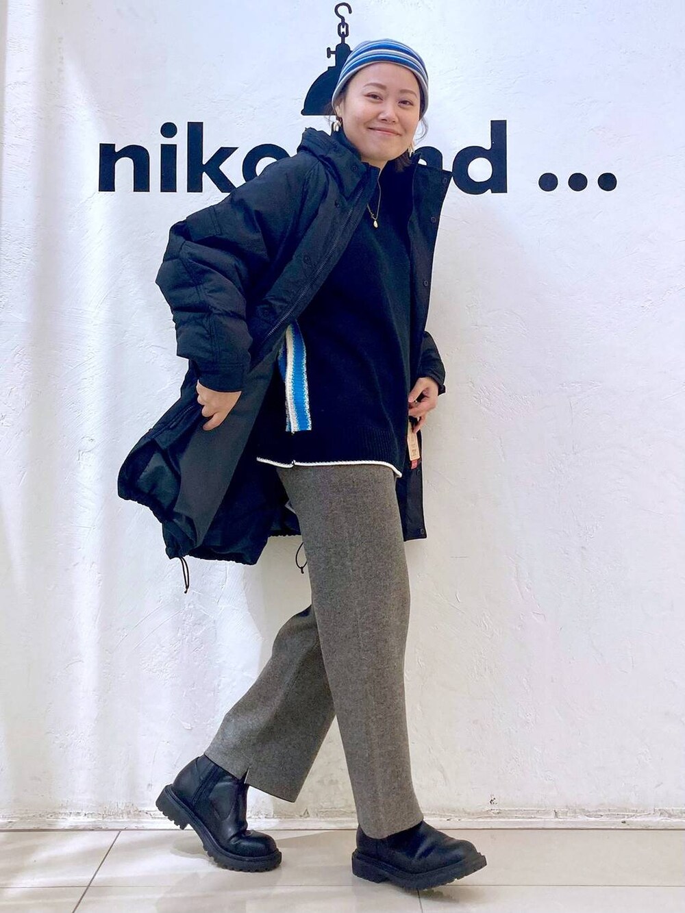 ブラック系のニット/セーター、ホワイト系のその他パンツ、ブラック系のブルゾンを着用したレディースの冬コーディネートの4枚目の写真