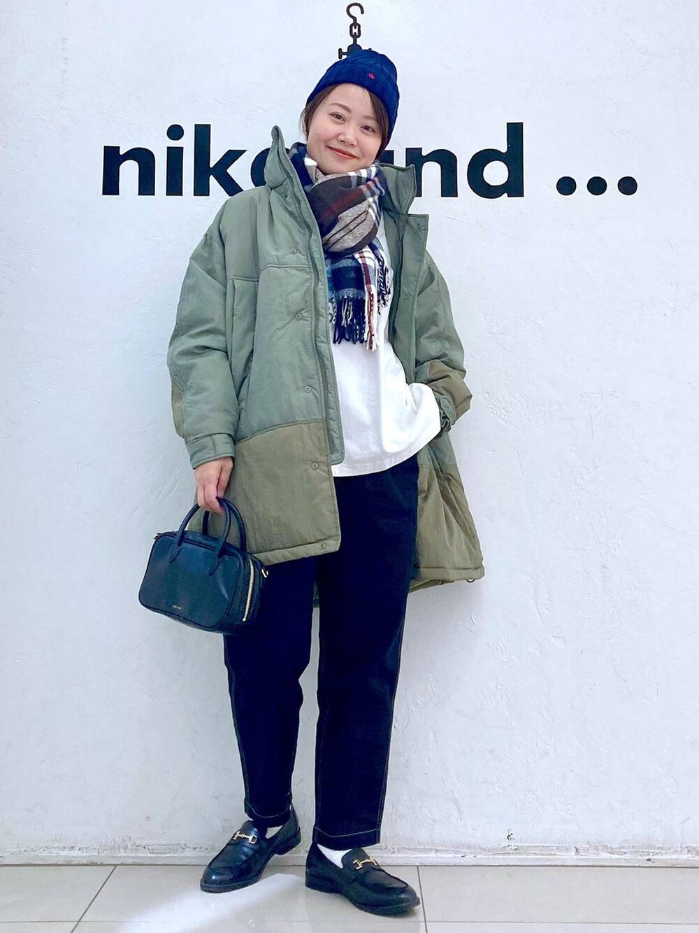 ブラック系のその他パンツ、グリーン系のブルゾン、ホワイト系のTシャツ/カットソーを着用したレディースの冬コーディネートの5枚目の写真