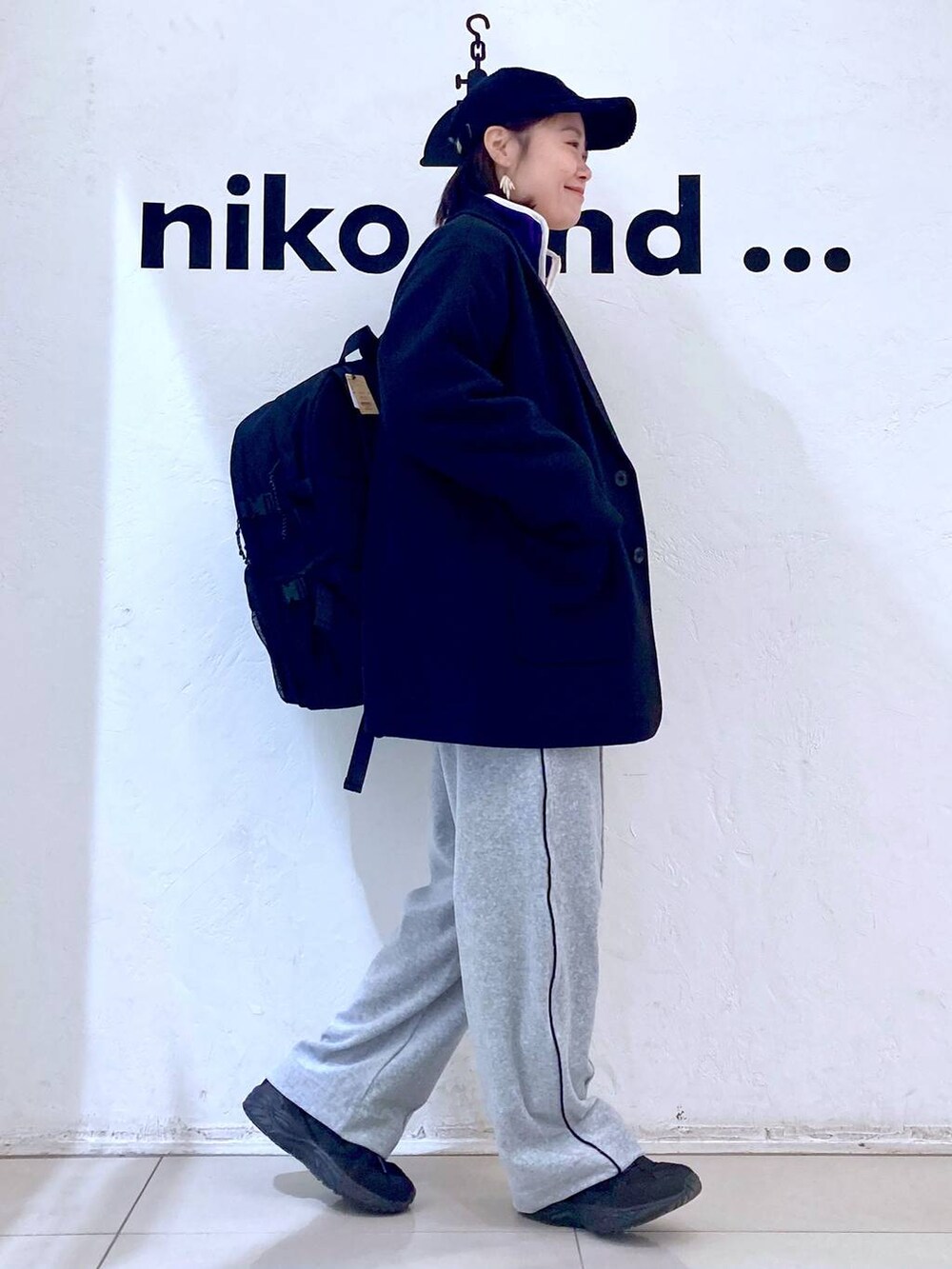 ブラック系のバックパック/リュック、グレー系のその他パンツ、ブラック系のテーラードジャケットを着用したレディースの冬コーディネートの5枚目の写真