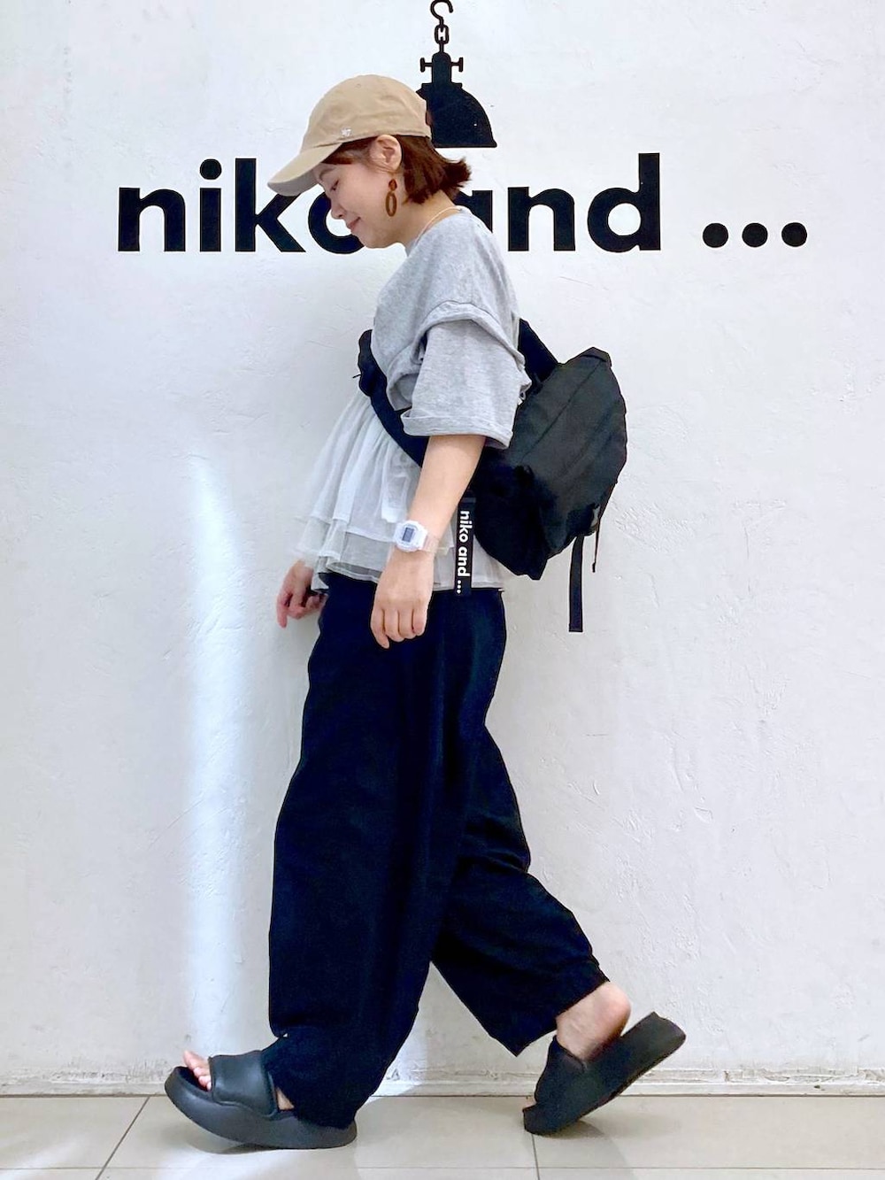 グレー系のキャミソール、ブラック系のサンダル、ブラック系のその他パンツを着用したレディースの夏コーディネートの3枚目の写真