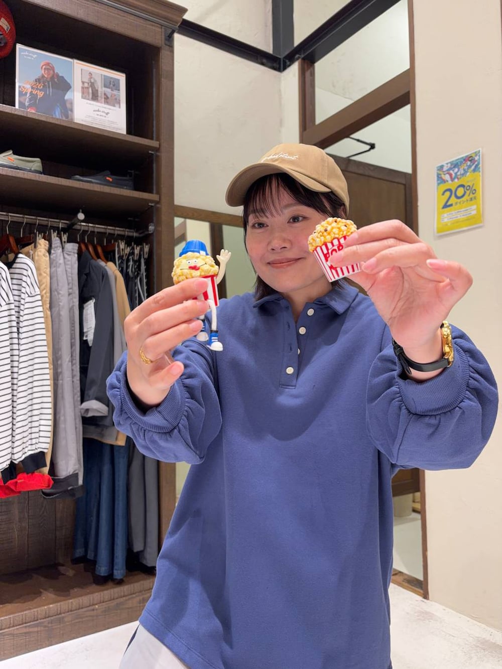 ブルー系のデニムパンツ、ブラック系のパンプス、ブルー系のスウェットを着用したレディースの春コーディネートの2枚目の写真