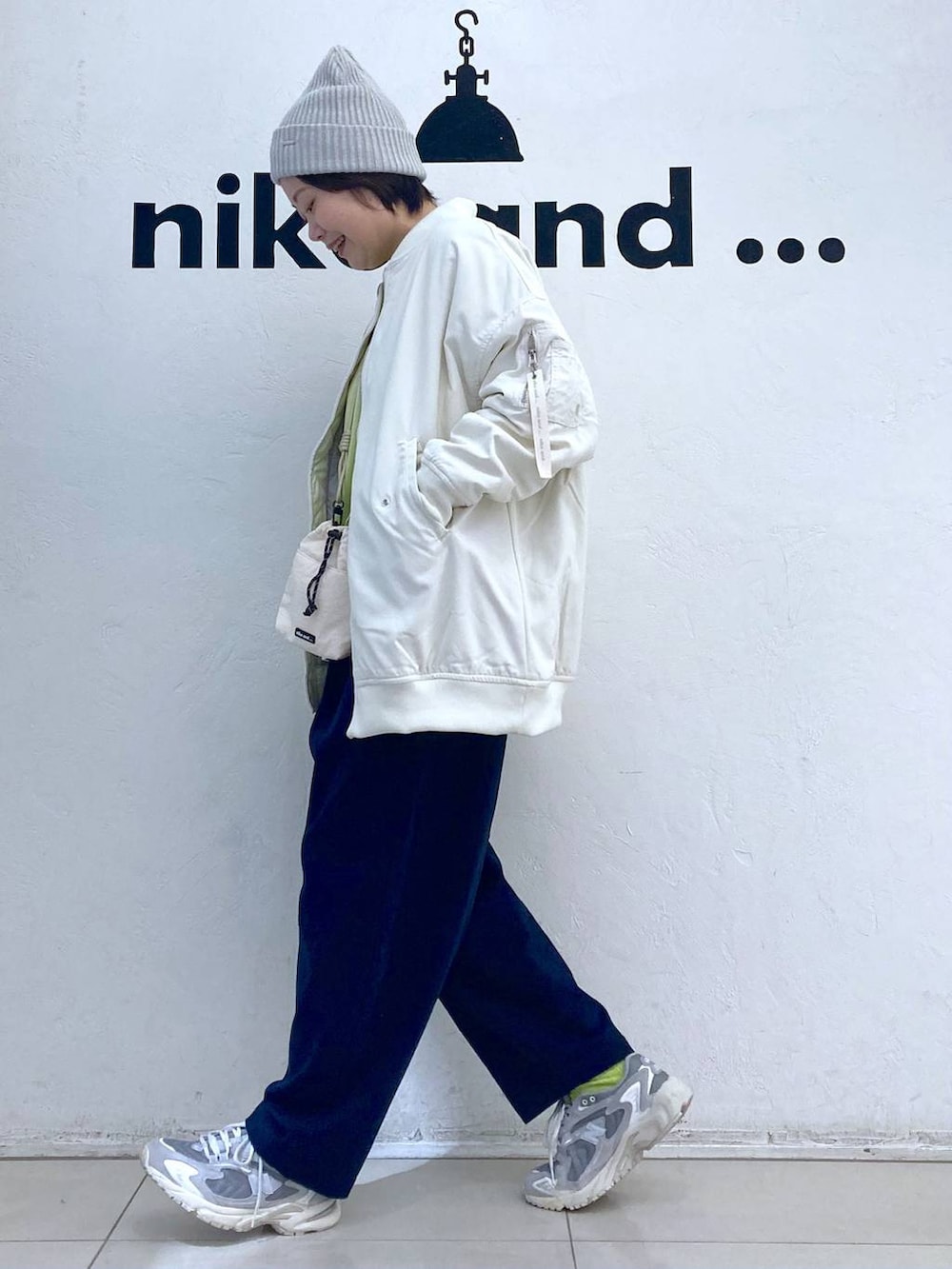 ブルー系のその他パンツ、ベージュ系のMA-1、ベージュ系のショルダーバッグを着用したレディースの冬コーディネートの3枚目の写真