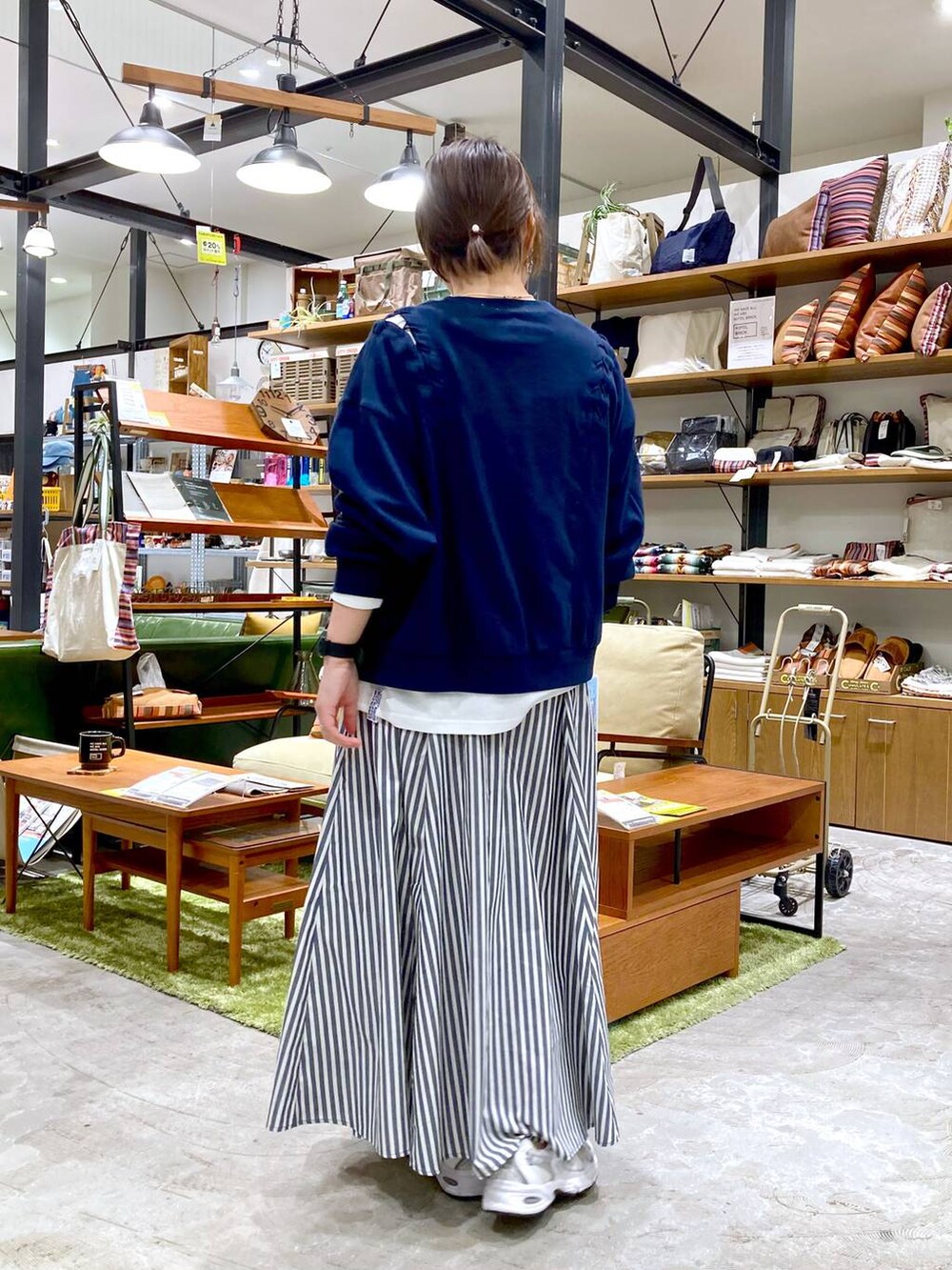 ブルー系のTシャツ/カットソー、ホワイト系のTシャツ/カットソー、ブルー系のスカートを着用したレディースの春コーディネートの3枚目の写真