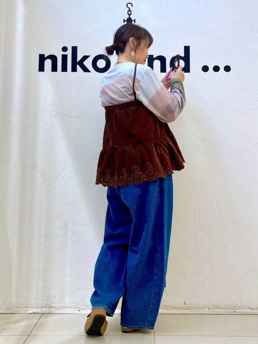 ブラウン系のパンプス、ベージュ系のTシャツ/カットソー、ブルー系のデニムパンツを着用したレディースの夏コーディネートの4枚目の写真