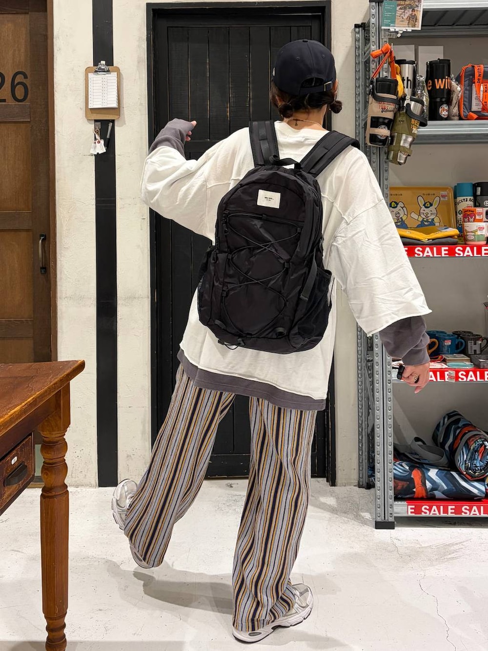 ブラック系のバックパック/リュック、ホワイト系のTシャツ/カットソー、ブルー系のその他パンツを着用したレディースの夏コーディネートの3枚目の写真