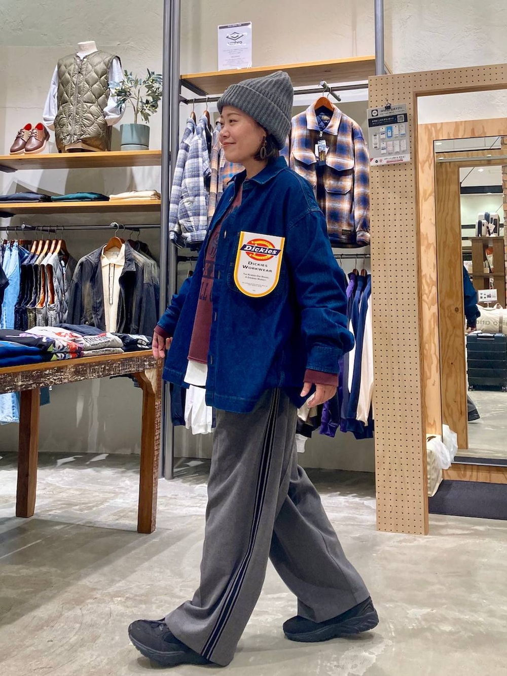 ホワイト系のTシャツ/カットソー、ブルー系のシャツ/ブラウス、グレー系のその他パンツを着用したレディースの秋コーディネートの3枚目の写真