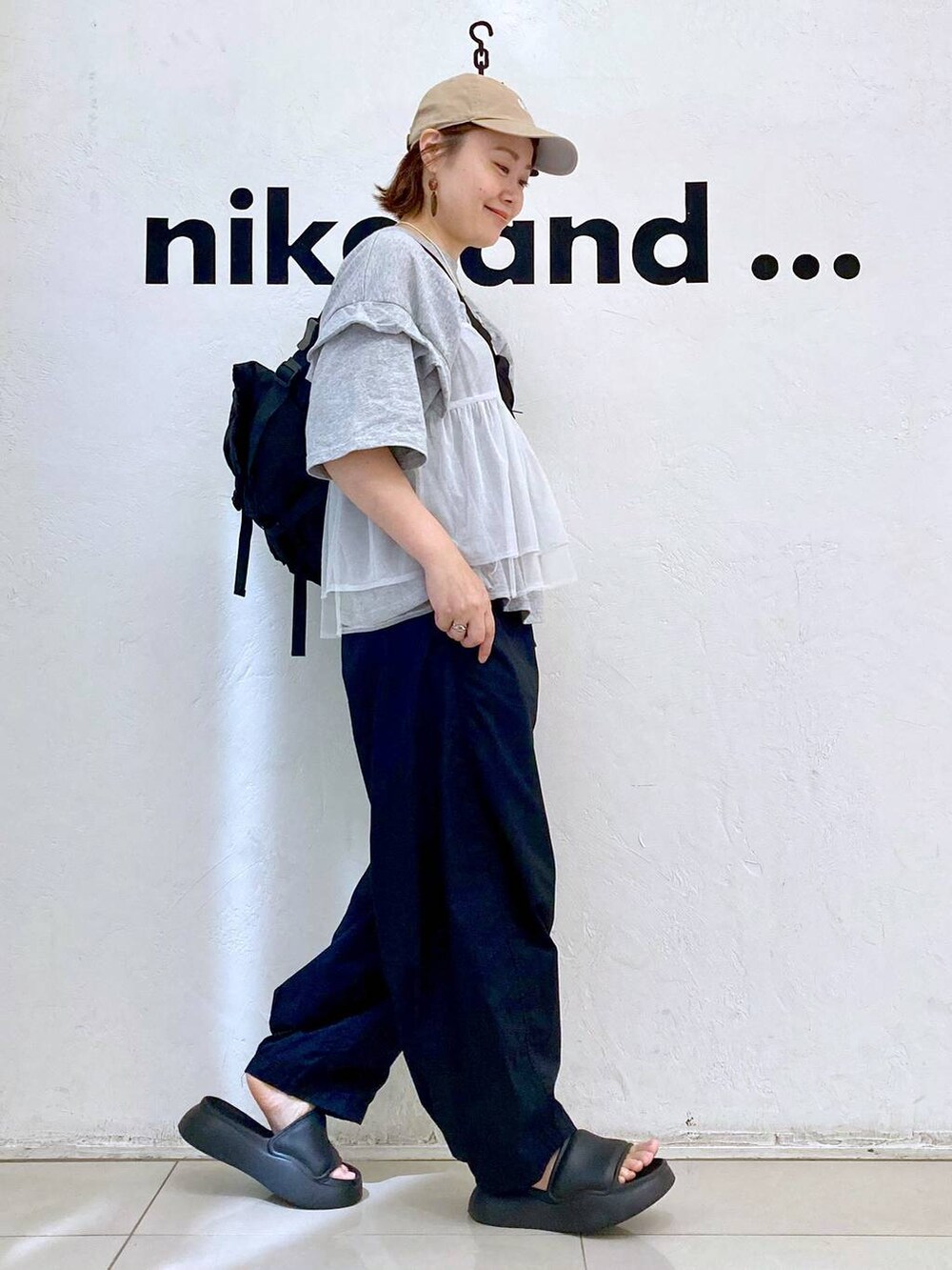 グレー系のキャミソール、ブラック系のサンダル、ブラック系のその他パンツを着用したレディースの夏コーディネートの5枚目の写真