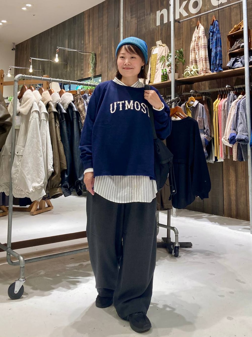 グレー系のその他パンツ、ブルー系のスウェット、ホワイト系のシャツ/ブラウスを着用したレディースの秋コーディネートの2枚目の写真