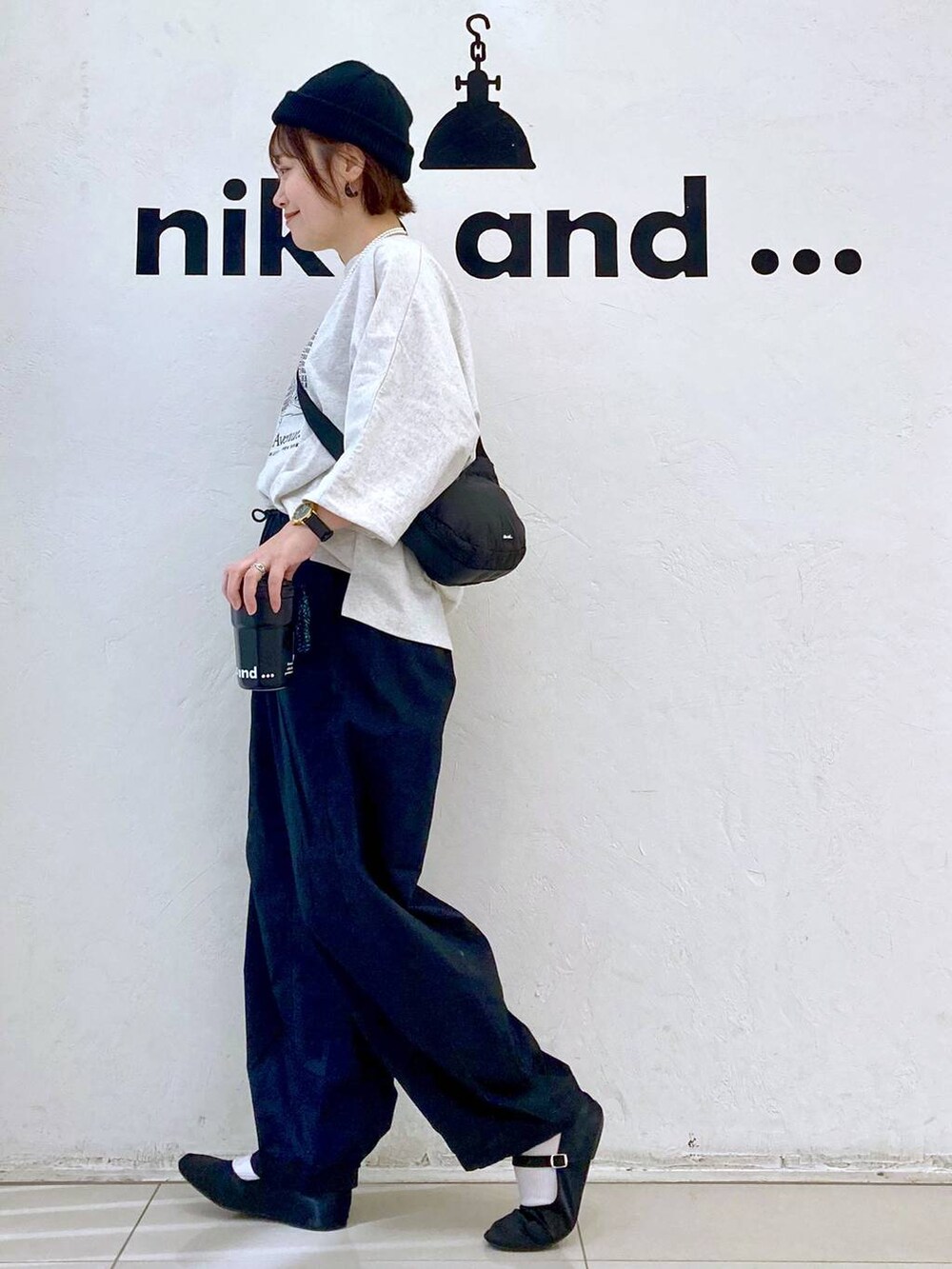 ベージュ系のTシャツ/カットソー、ブラック系のショルダーバッグ、ブラック系のその他パンツを着用したレディースの春コーディネートの5枚目の写真