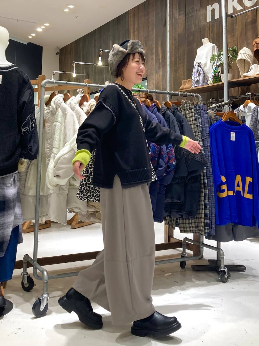 ブラック系のニット/セーター、ブルー系のニット/セーター、その他のトートバッグを着用したレディースの秋コーディネートの5枚目の写真