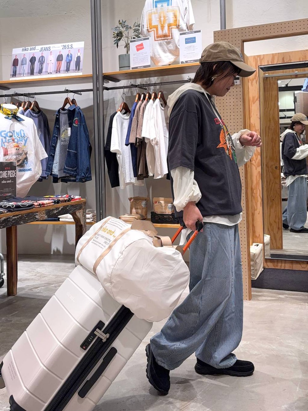 ホワイト系のシャツ/ブラウス、ブルー系のデニムパンツ、ブラック系のその他シューズを着用したレディースの春コーディネートの3枚目の写真