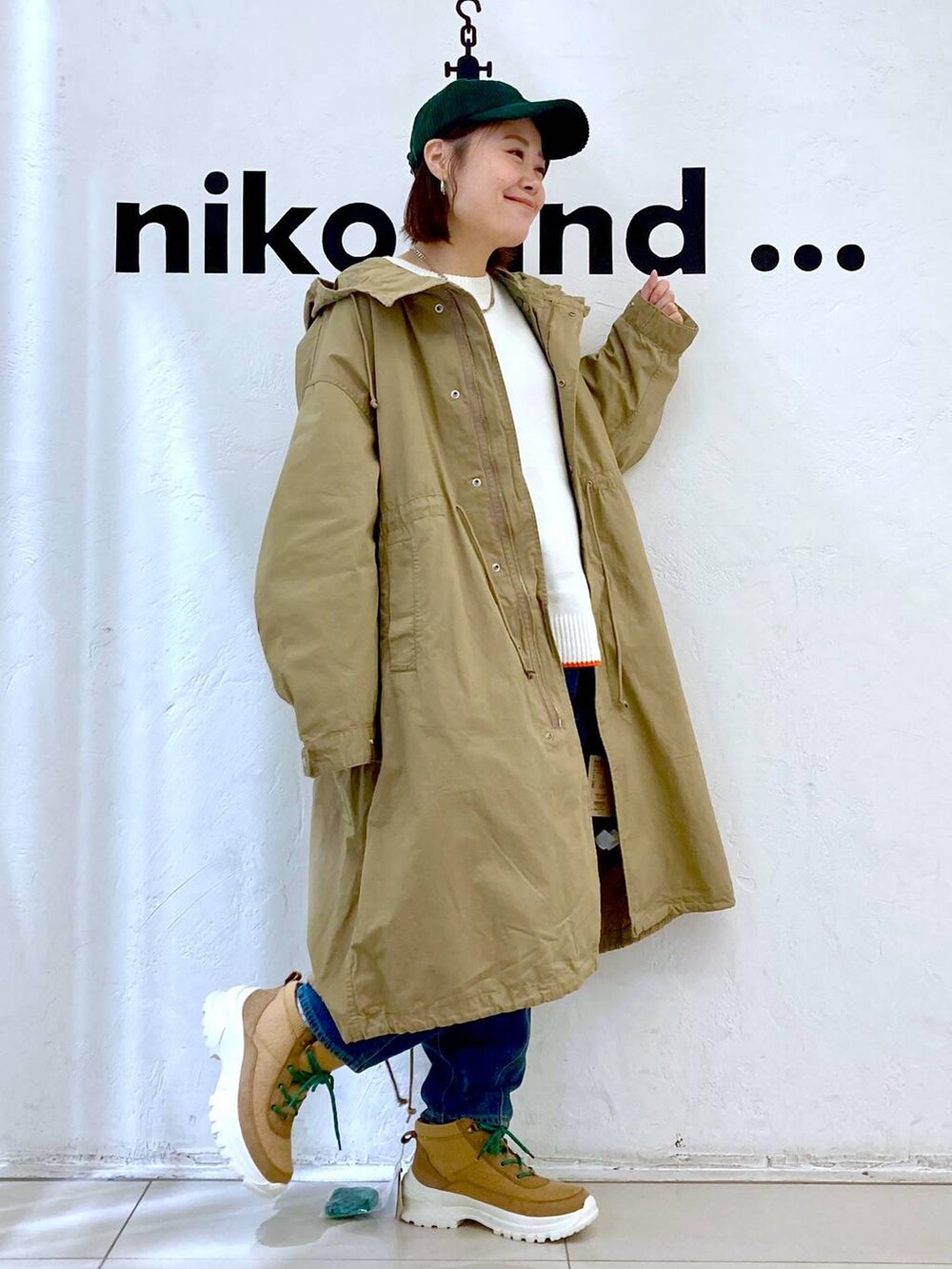 ベージュ系のニット/セーター、ブルー系のその他パンツ、イエロー系のモッズコートを着用したレディースの秋コーディネートの5枚目の写真