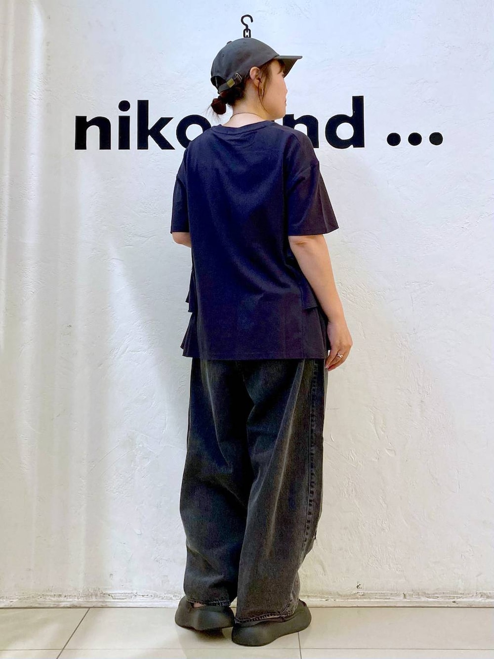 グレー系のTシャツ/カットソー、グレー系のデニムパンツ、グレー系のキャップを着用したレディースの夏コーディネートの4枚目の写真