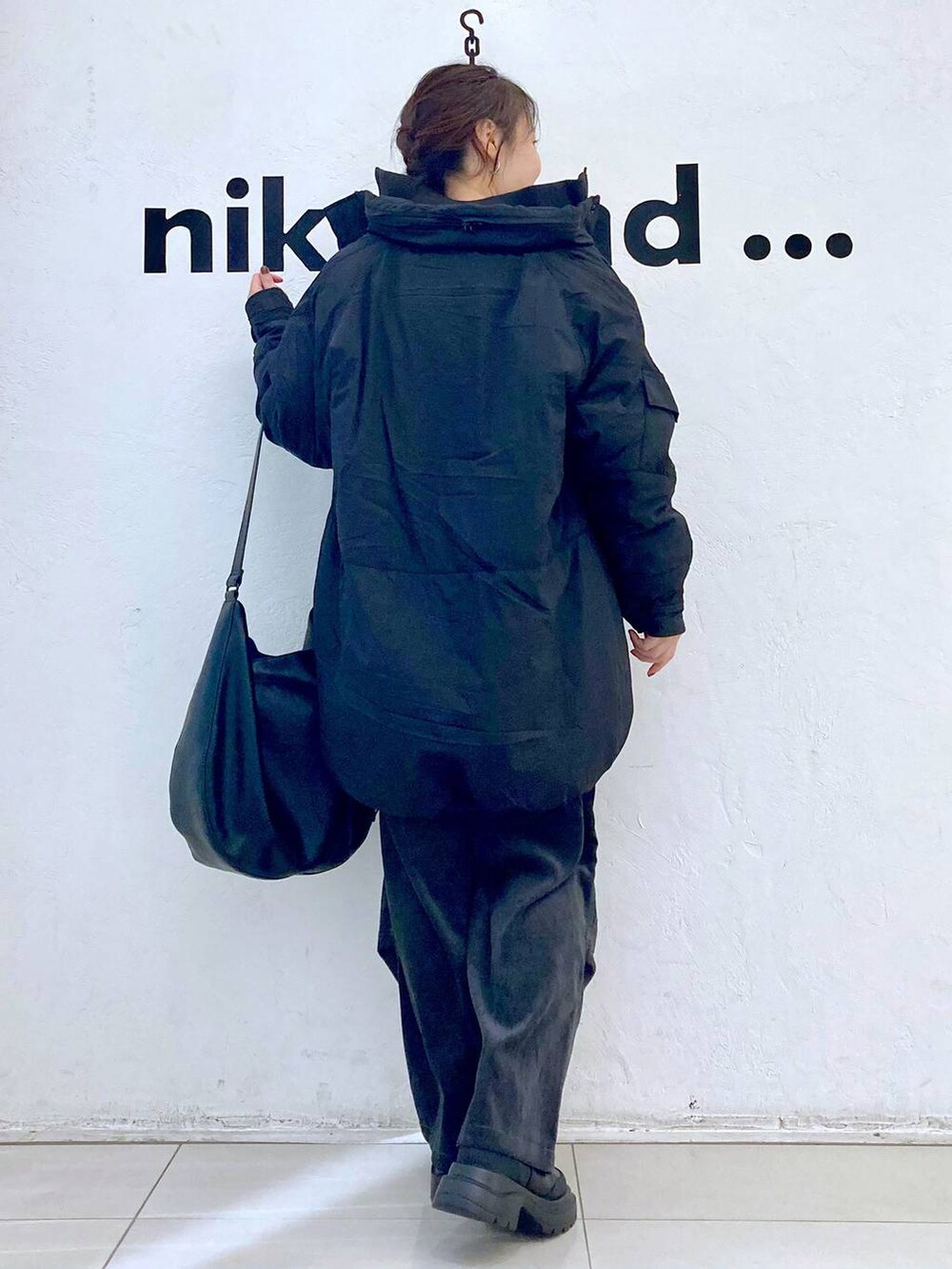 グレー系のその他パンツ、ブラック系のショルダーバッグ、ブラック系のブーツを着用したレディースの冬コーディネートの4枚目の写真