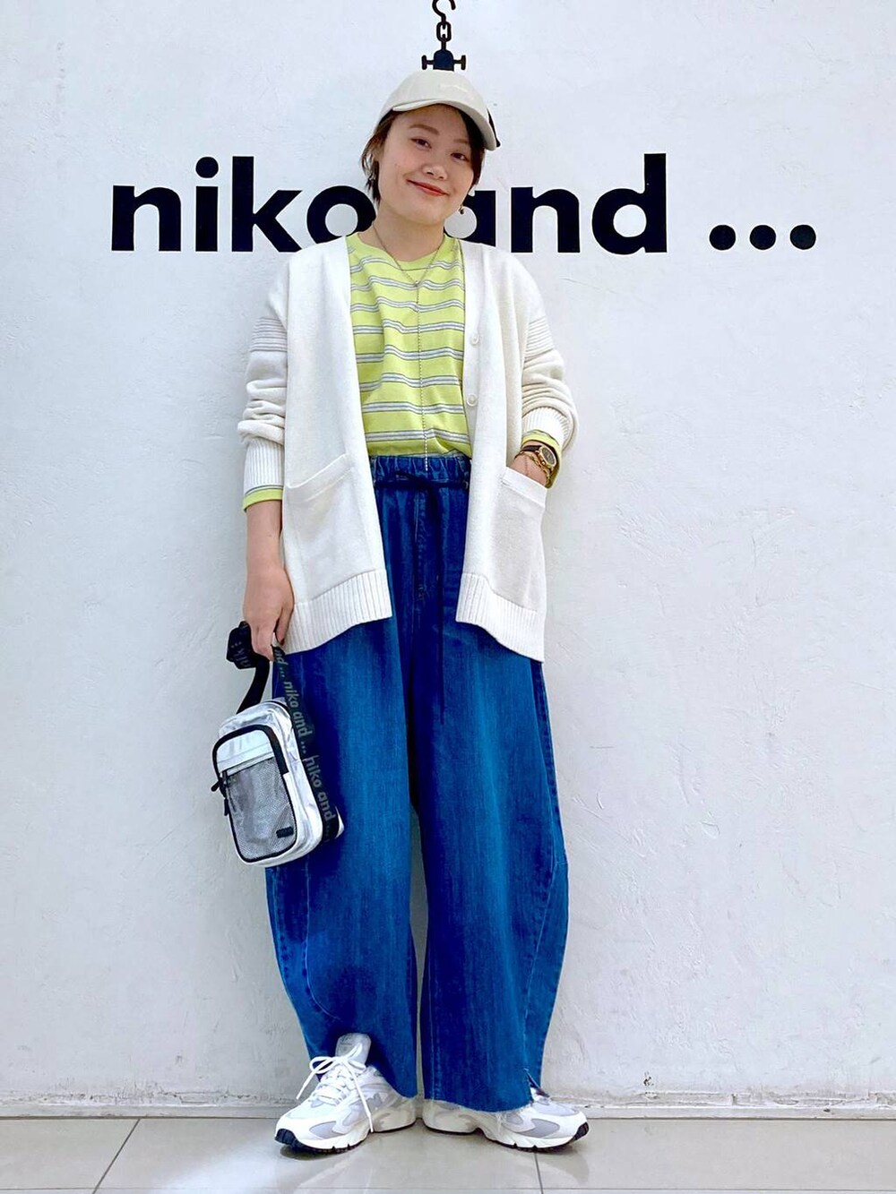 グレー系のショルダーバッグ、イエロー系のTシャツ/カットソー、ベージュ系のカーディガン/ボレロを着用したレディースの冬コーディネートの5枚目の写真