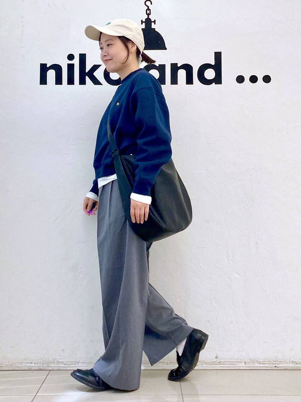 「カジュアル、ママコーデ、niko and ...、トラッド、スポーティ、秋コーデ、Tシャツ、ロンT、ショルダーバッグ、スウェット、POLOBCSコラボ_nikoand...、スラックス、パンツ、ピアス、LEPSIM」|「niko and...のオーガニックコットンテンセルロングTシャツ(Tシャツ/カットソー、ホワイト系)」を使った、カワモトさん(レディース・162cm)の秋コーディネートの3枚目の写真