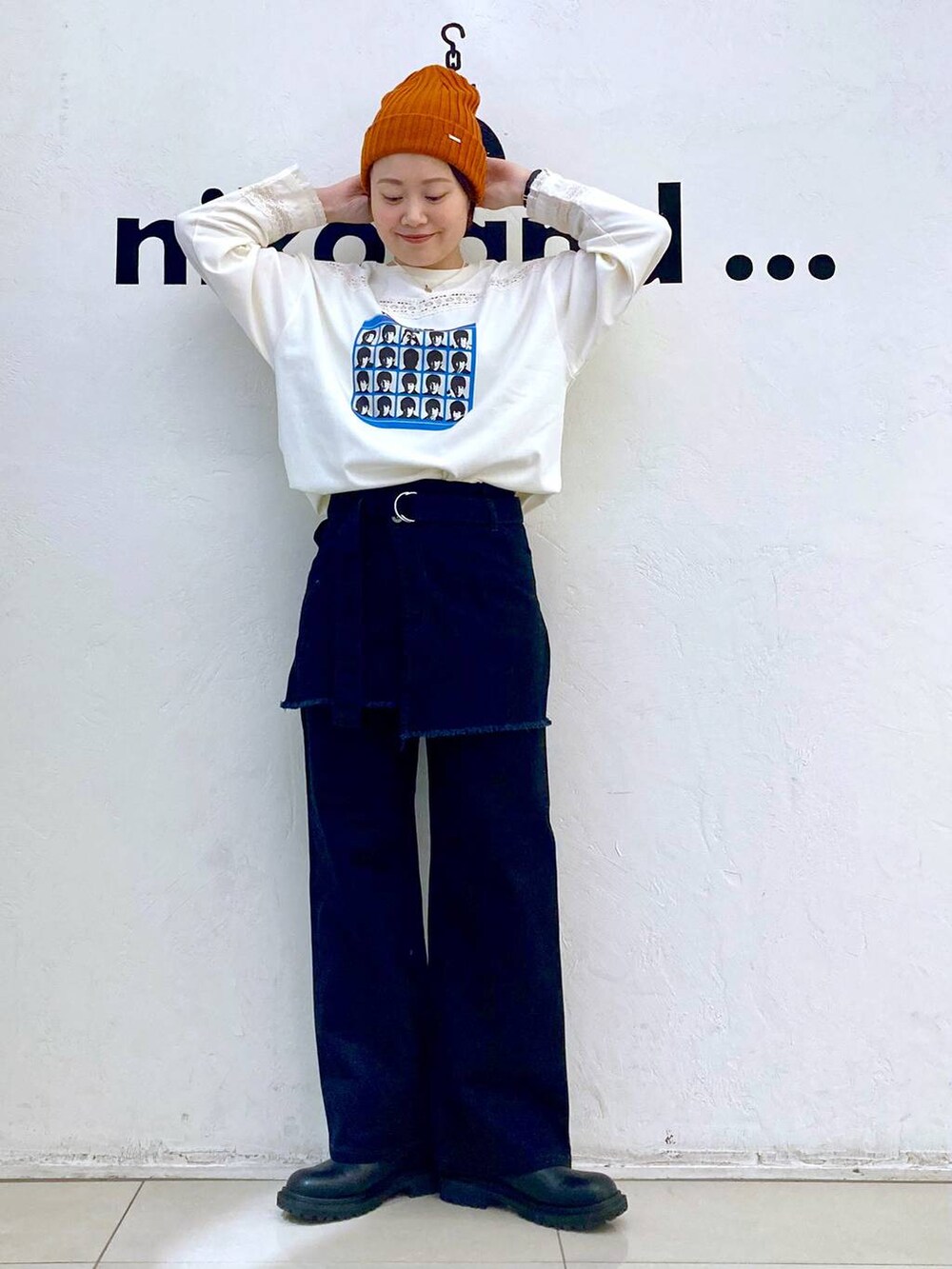 ホワイト系のTシャツ/カットソー、ブラック系のその他パンツ、ゴールド系のピアス（両耳用）を着用したレディースの冬コーディネートの2枚目の写真