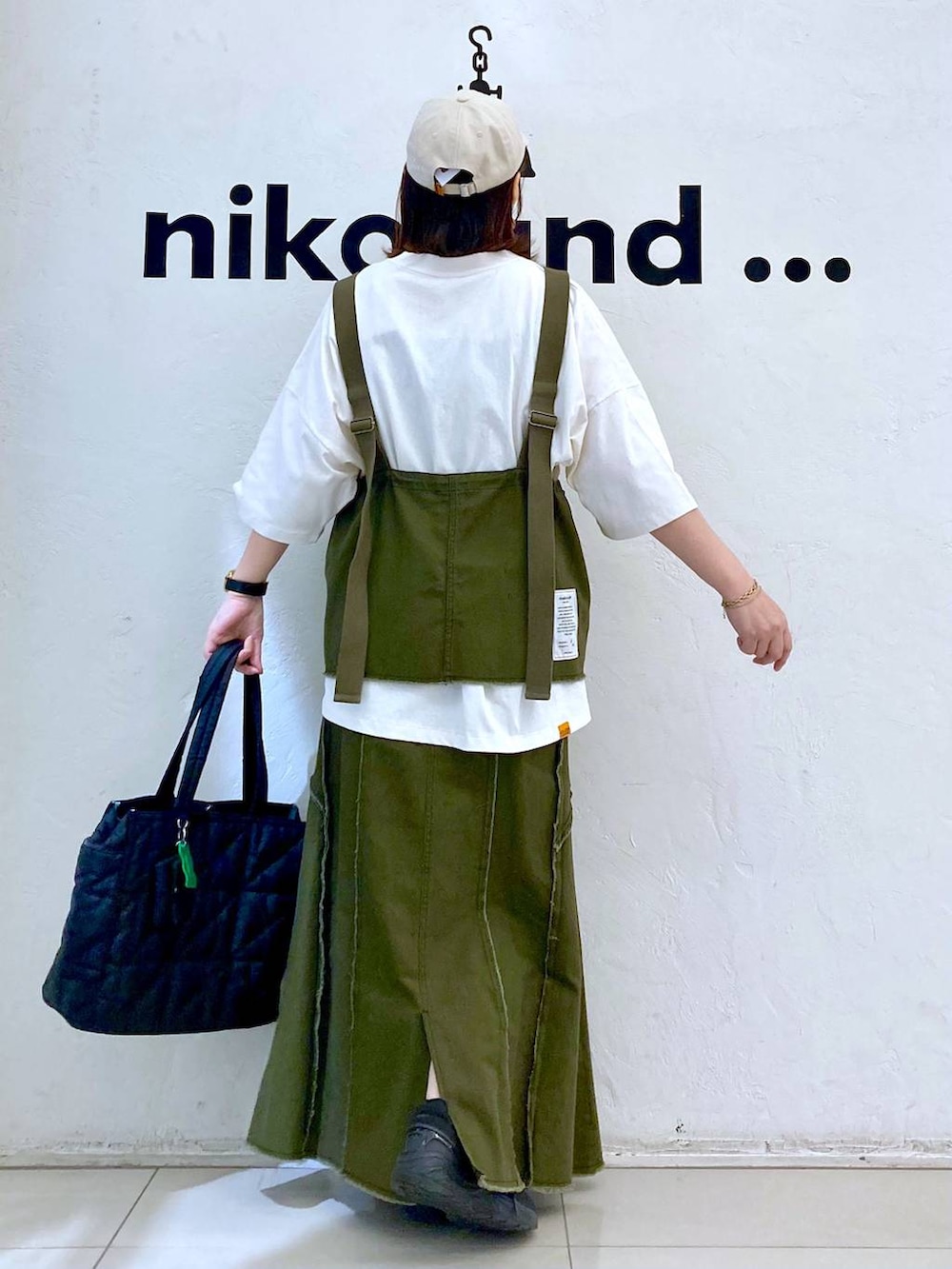 ブラック系のトートバッグ、ホワイト系のTシャツ/カットソー、ゴールド系のブレスレットを着用したレディースの春コーディネートの4枚目の写真