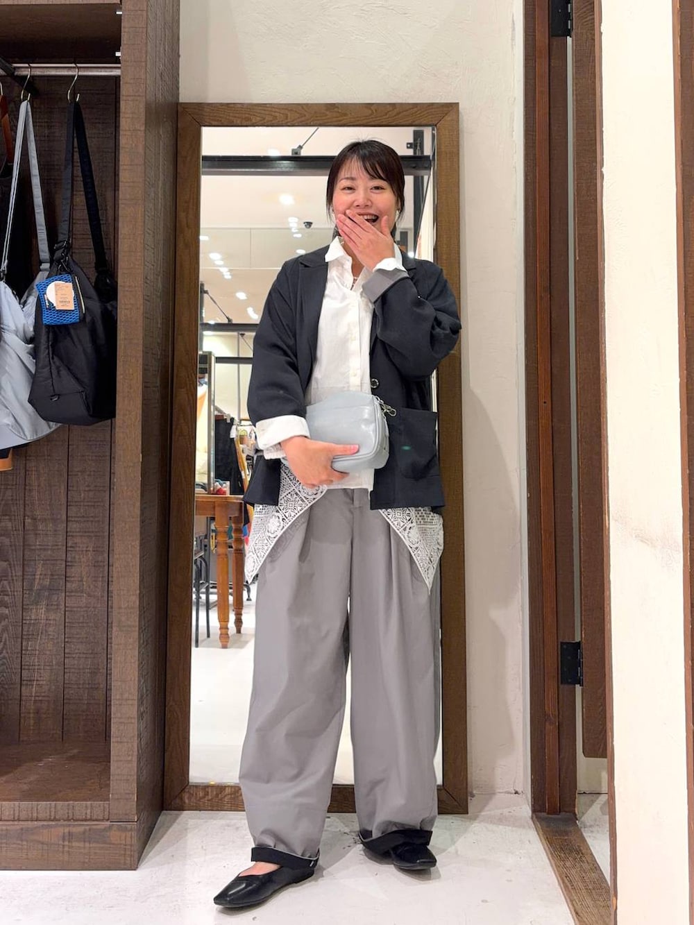 ホワイト系のシャツ/ブラウス、ブルー系のショルダーバッグ、イエロー系のブローチ/コサージュを着用したレディースの冬コーディネートの2枚目の写真