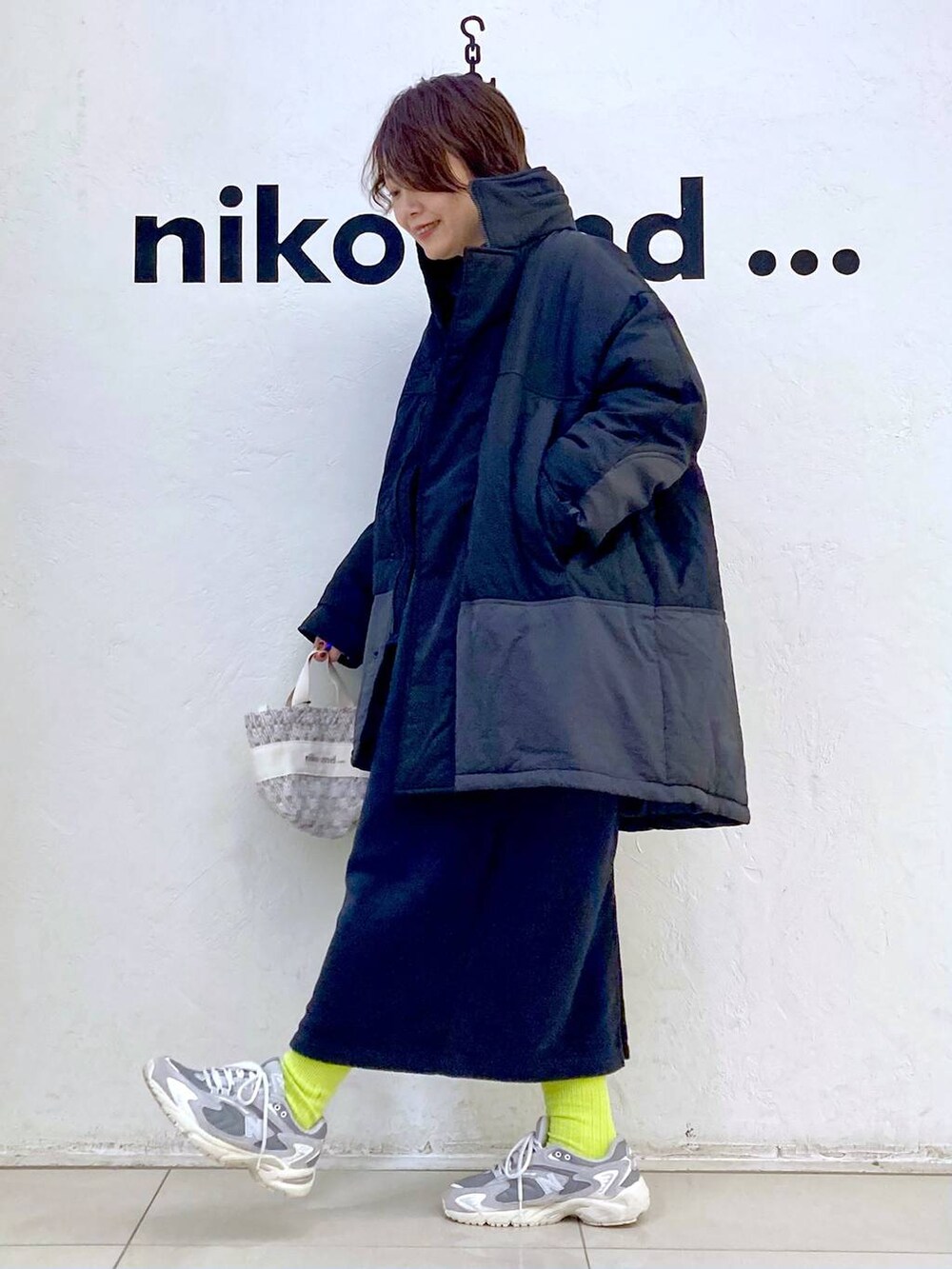 その他のブルゾン、ブルー系のワンピース、ベージュ系のショルダーバッグを着用したレディースの冬コーディネートの4枚目の写真