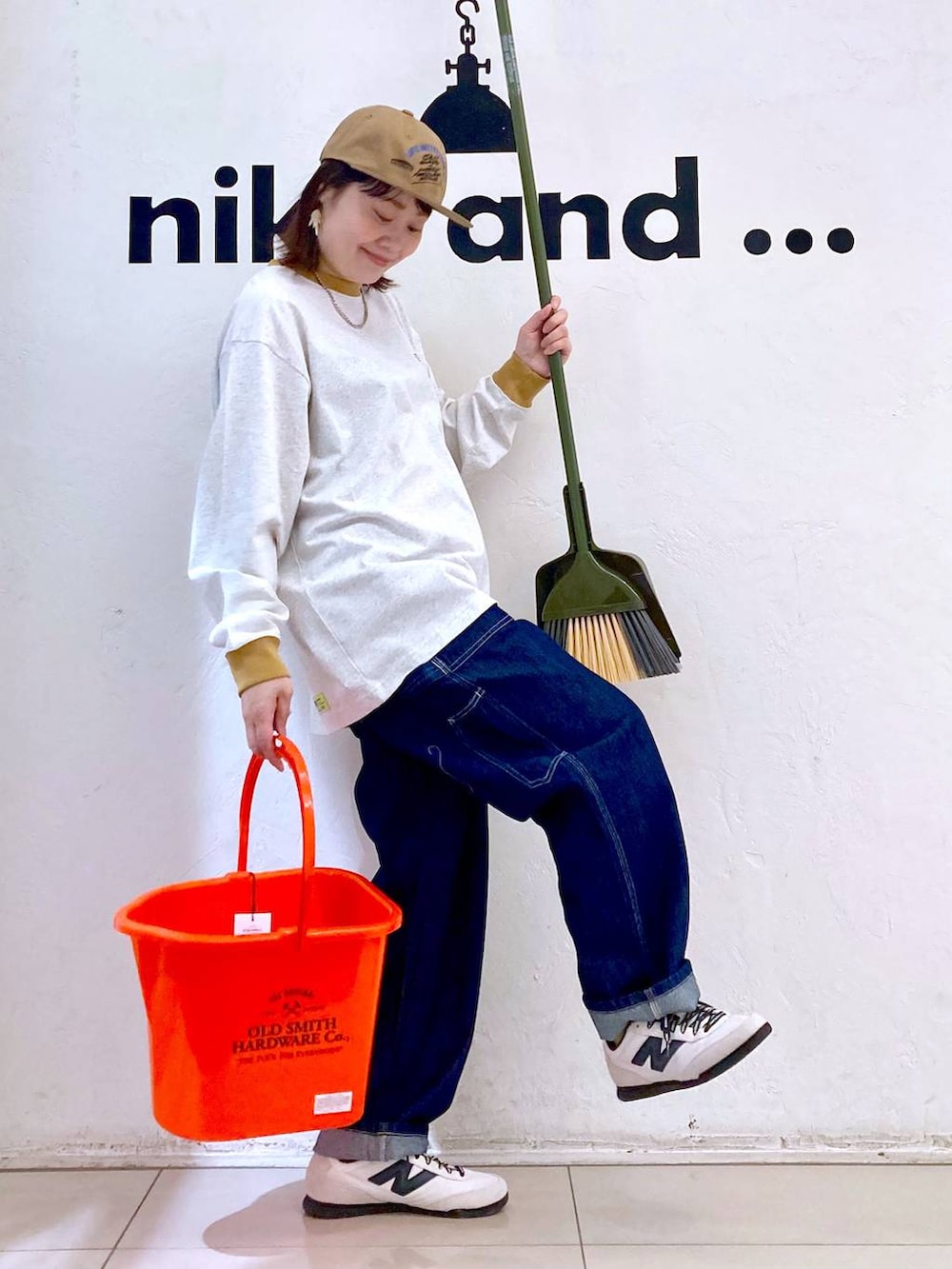 ホワイト系のスニーカー、ブルー系のデニムパンツ、グレー系のTシャツ/カットソーを着用したレディースの春コーディネートの2枚目の写真
