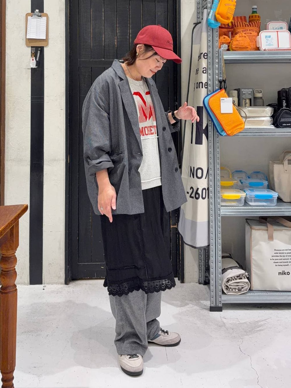 グレー系のその他パンツ、グレー系のテーラードジャケット、グレー系のTシャツ/カットソーを着用したレディースの春コーディネートの5枚目の写真