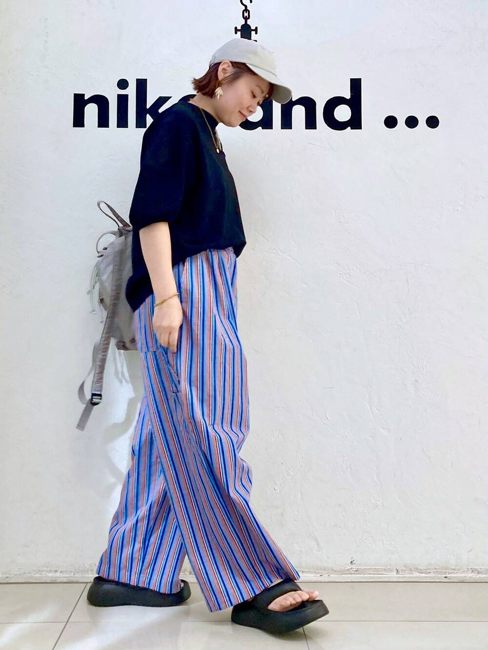 ブラック系のサンダル、ブルー系のその他パンツ、ブラック系のTシャツ/カットソーを着用したレディースの夏コーディネートの4枚目の写真