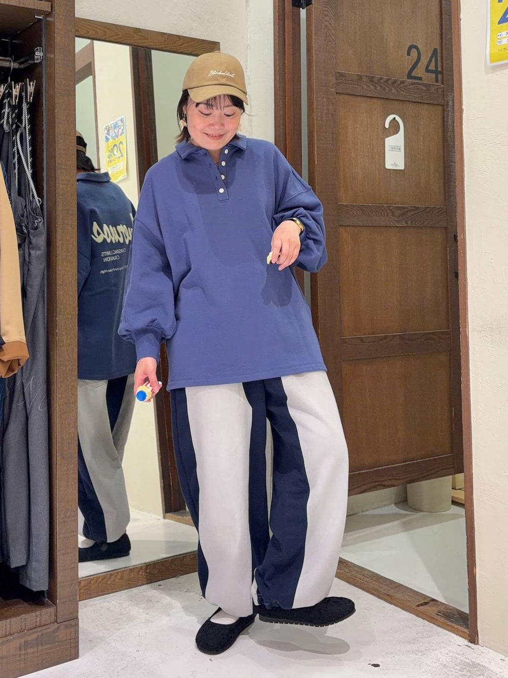 ブルー系のデニムパンツ、ブラック系のパンプス、ブルー系のスウェットを着用したレディースの春コーディネートの4枚目の写真