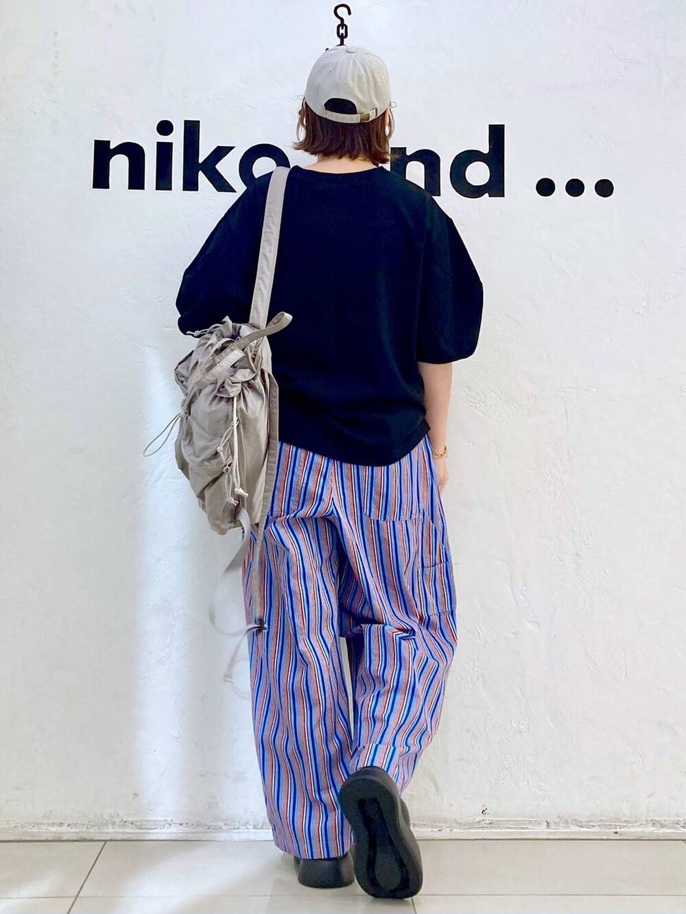 ブラック系のサンダル、ブルー系のその他パンツ、ブラック系のTシャツ/カットソーを着用したレディースの夏コーディネートの3枚目の写真